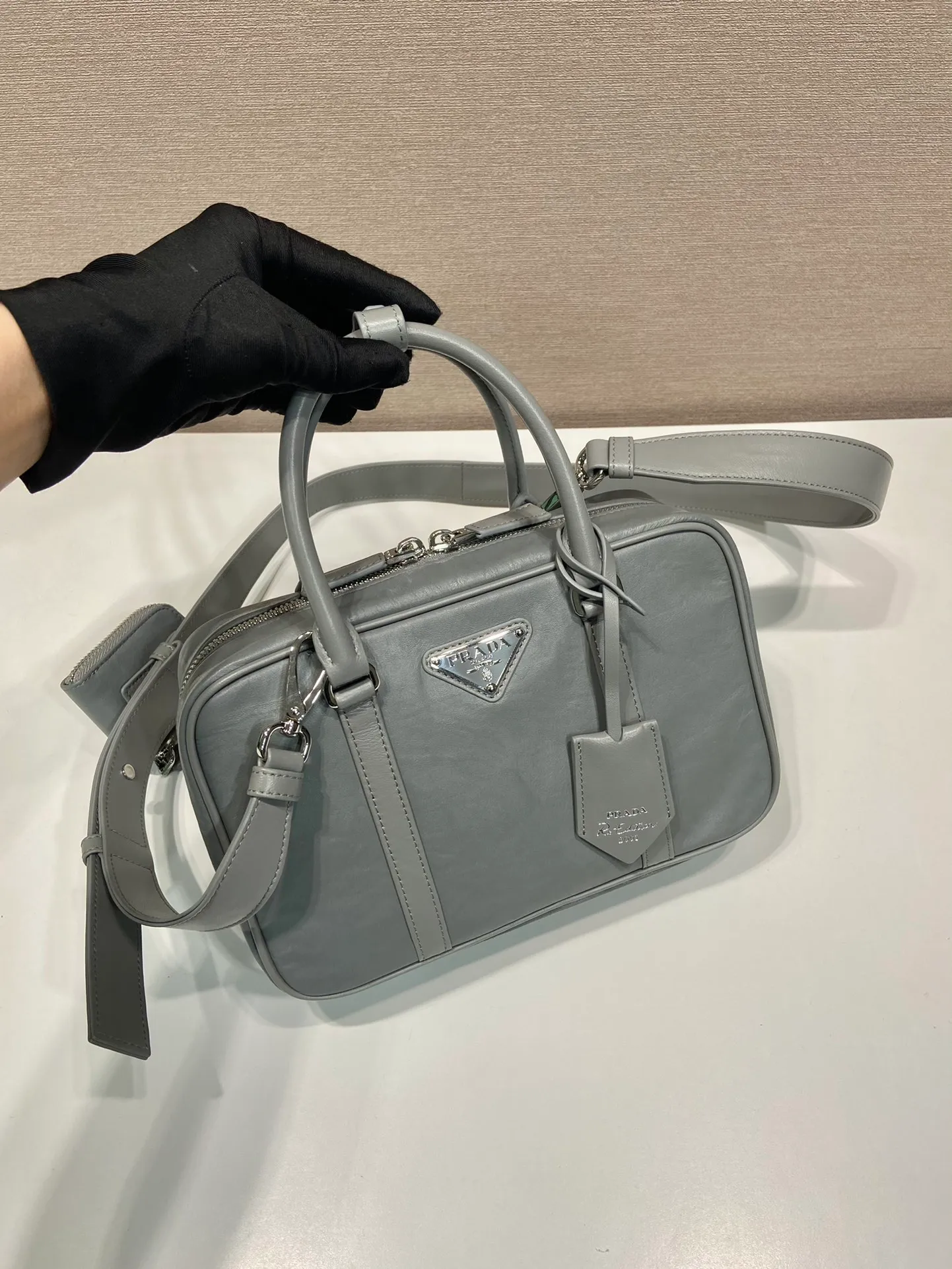 💰1800🎉New Boston🎉1BB092 catwalk model🎉🎉 This casual and classic handbag is made of soft sheep leather inside and outside. The hand-made pleat effect is particularly fashionable. It is equipped with a detachable long shoulder strap and a small coin purse with large capacity. It was also unveiled in the 2023 spring and summer series fashion show. The upper body effect must be eye-catching. Baby, hurry up and get it🎉🎉 Length 24x Height 15.5x Bottom 7cm