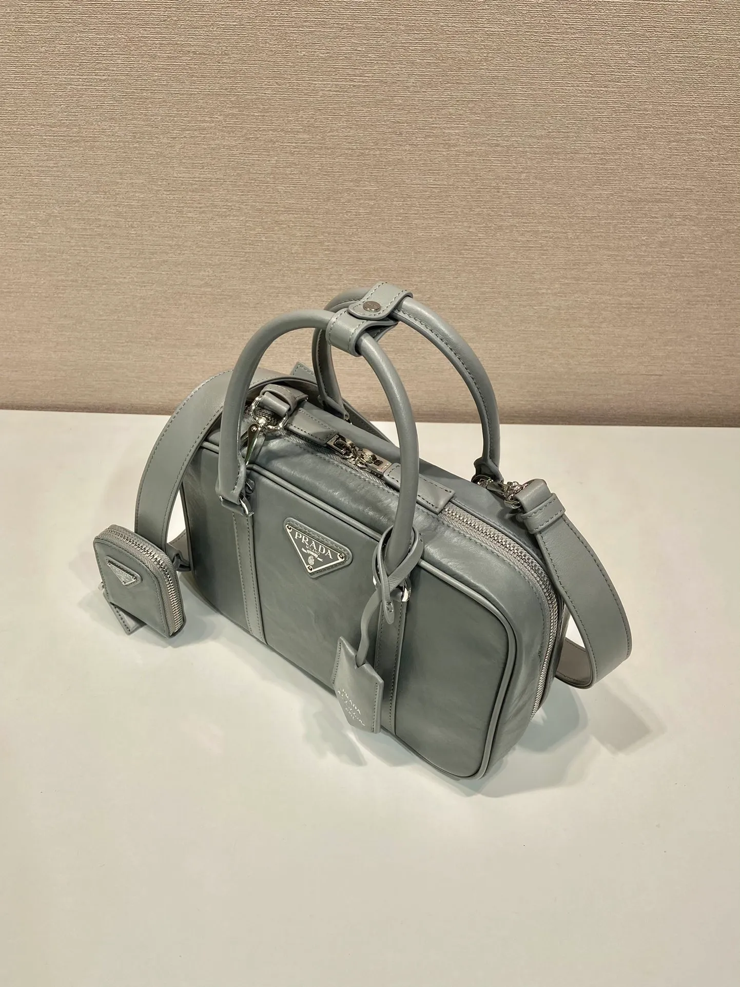 💰1800🎉New Boston🎉1BB092 catwalk model🎉🎉 This casual and classic handbag is made of soft sheep leather inside and outside. The hand-made pleat effect is particularly fashionable. It is equipped with a detachable long shoulder strap and a small coin purse with large capacity. It was also unveiled in the 2023 spring and summer series fashion show. The upper body effect must be eye-catching. Baby, hurry up and get it🎉🎉 Length 24x Height 15.5x Bottom 7cm