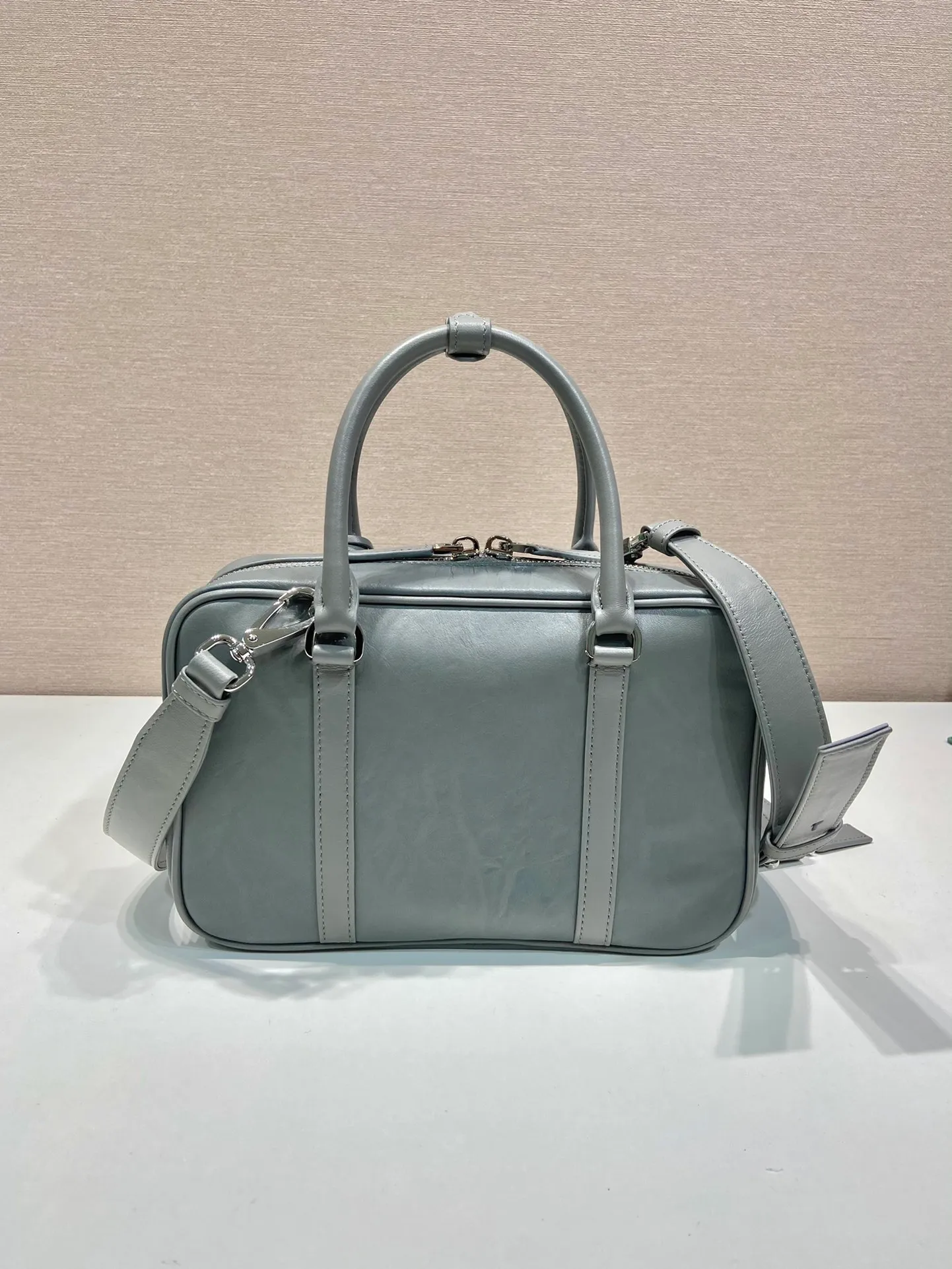 💰1800🎉New Boston🎉1BB092 catwalk model🎉🎉 This casual and classic handbag is made of soft sheep leather inside and outside. The hand-made pleat effect is particularly fashionable. It is equipped with a detachable long shoulder strap and a small coin purse with large capacity. It was also unveiled in the 2023 spring and summer series fashion show. The upper body effect must be eye-catching. Baby, hurry up and get it🎉🎉 Length 24x Height 15.5x Bottom 7cm