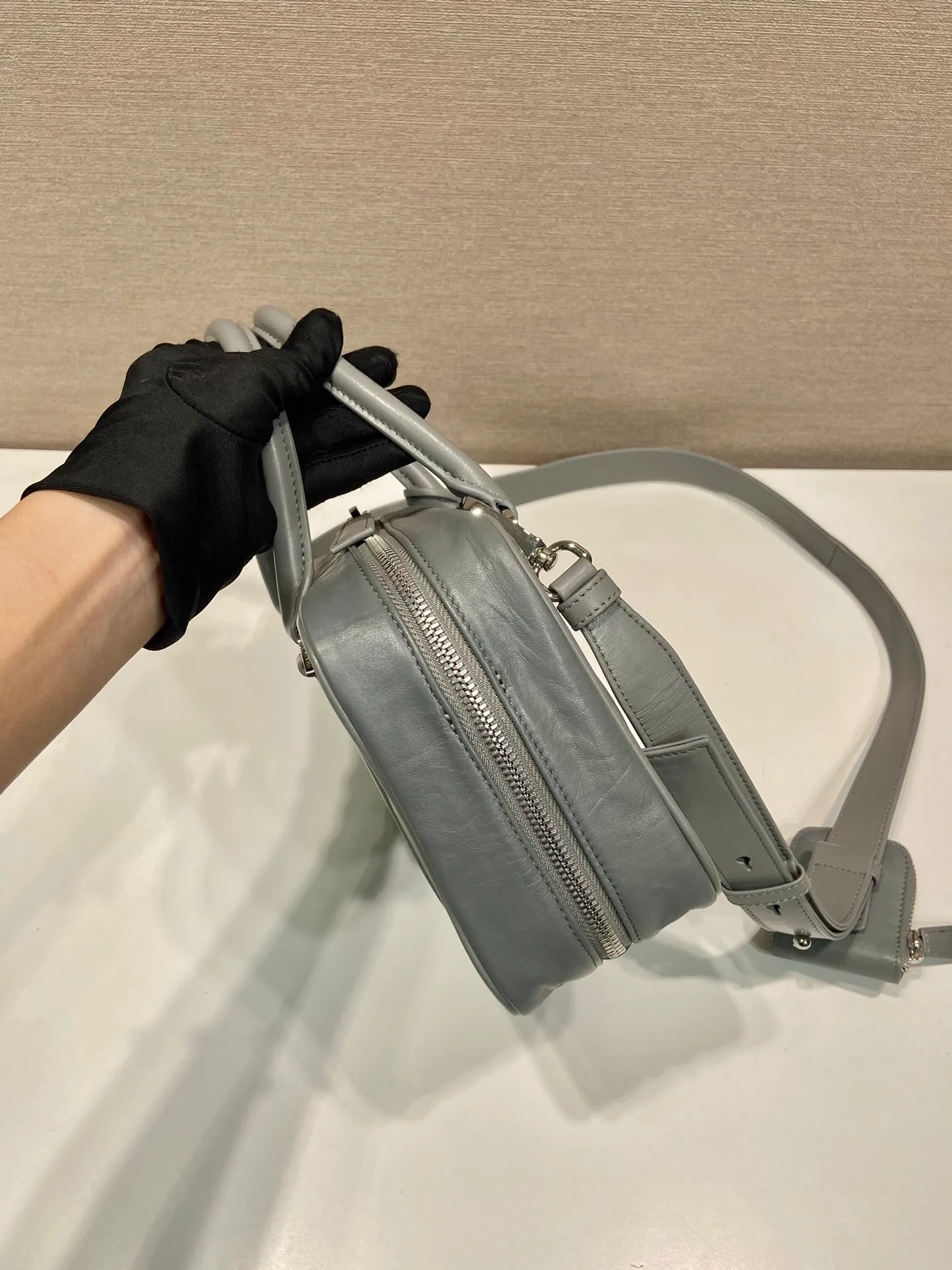💰1800🎉New Boston🎉1BB092 catwalk model🎉🎉 This casual and classic handbag is made of soft sheep leather inside and outside. The hand-made pleat effect is particularly fashionable. It is equipped with a detachable long shoulder strap and a small coin purse with large capacity. It was also unveiled in the 2023 spring and summer series fashion show. The upper body effect must be eye-catching. Baby, hurry up and get it🎉🎉 Length 24x Height 15.5x Bottom 7cm