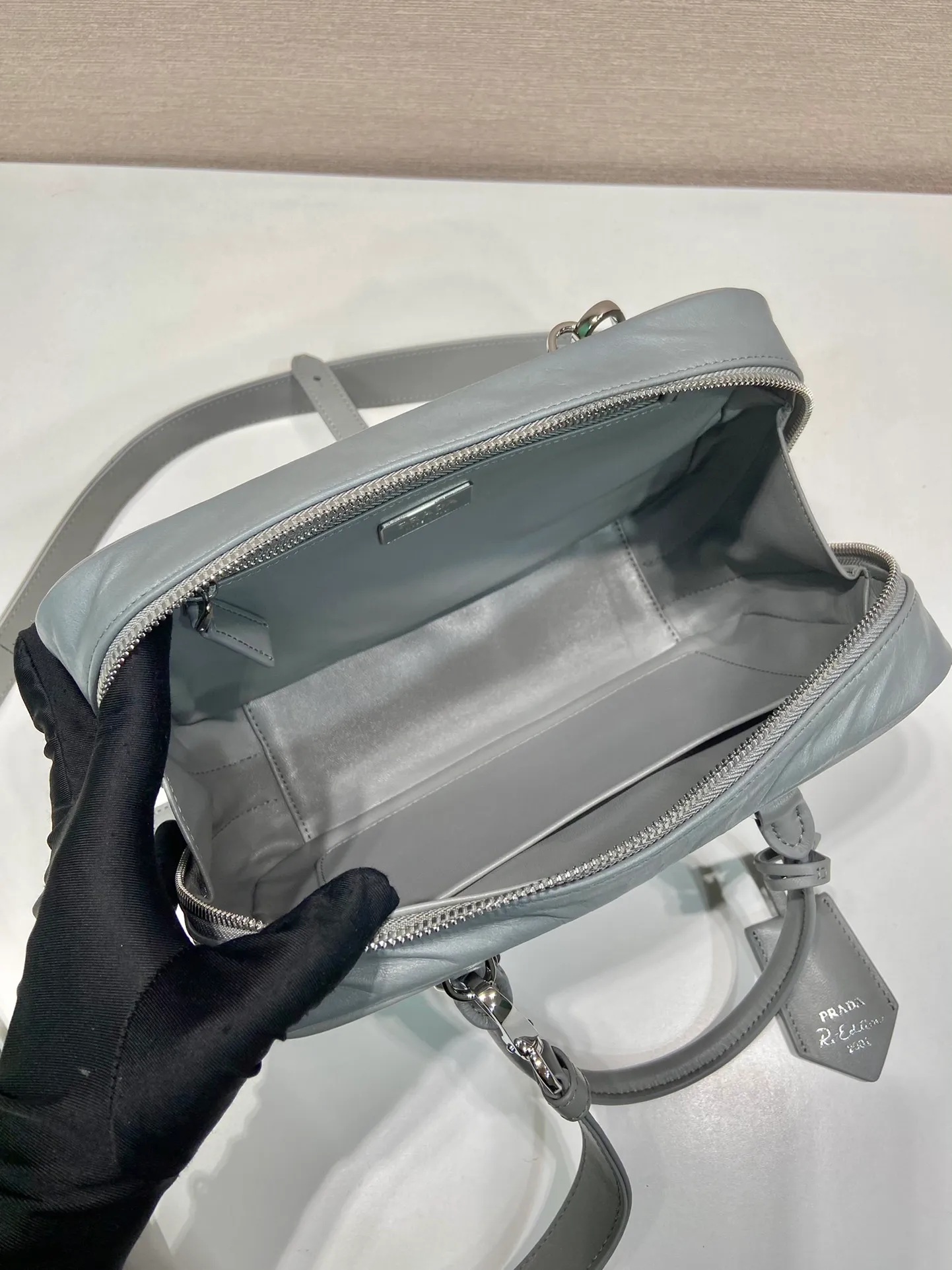 💰1800🎉New Boston🎉1BB092 catwalk model🎉🎉 This casual and classic handbag is made of soft sheep leather inside and outside. The hand-made pleat effect is particularly fashionable. It is equipped with a detachable long shoulder strap and a small coin purse with large capacity. It was also unveiled in the 2023 spring and summer series fashion show. The upper body effect must be eye-catching. Baby, hurry up and get it🎉🎉 Length 24x Height 15.5x Bottom 7cm