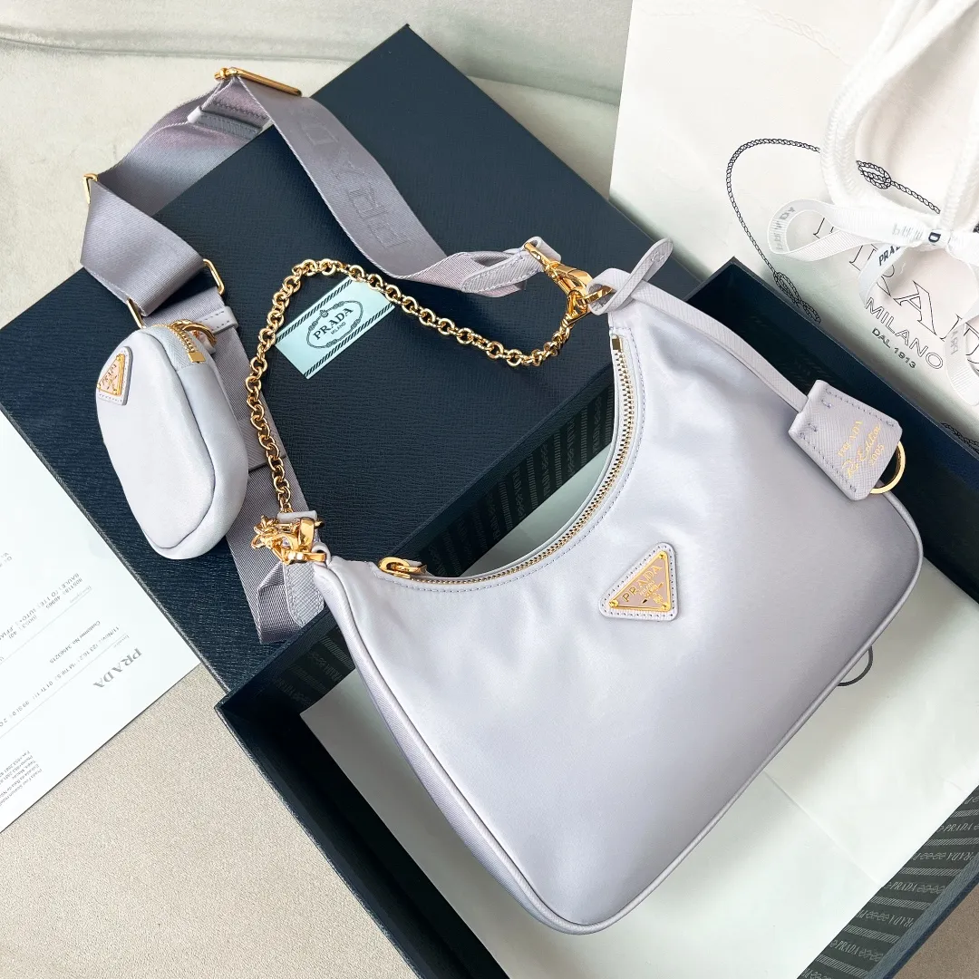 💰1000🌟New product Hobo three-in-one gold buckle 1BH204 Hobo three-in-one has become a mainstream fashion trend! Super versatile and good-looking, fashionable people must buy it! It is not only practical, lightweight but also beautiful. The detachable pouch hanging ornaments and spacious internal compartments are simply great👏... Unisex style for both men and women🉑️ Hand-held, shoulder and cross-body style with three uses, the new favorite of fashion trendsetters. The perfect details are comparable to brick cabinets. Super 5🌟Review Size: 22*18*6.5