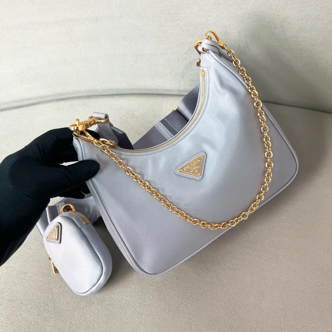 💰1000🌟New product Hobo three-in-one gold buckle 1BH204 Hobo three-in-one has become a mainstream fashion trend! Super versatile and good-looking, fashionable people must buy it! It is not only practical, lightweight but also beautiful. The detachable pouch hanging ornaments and spacious internal compartments are simply great👏... Unisex style for both men and women🉑️ Hand-held, shoulder and cross-body style with three uses, the new favorite of fashion trendsetters. The perfect details are comparable to brick cabinets. Super 5🌟Review Size: 22*18*6.5