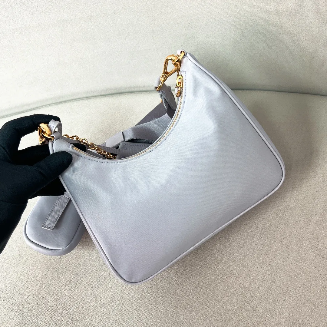 💰1000🌟New product Hobo three-in-one gold buckle 1BH204 Hobo three-in-one has become a mainstream fashion trend! Super versatile and good-looking, fashionable people must buy it! It is not only practical, lightweight but also beautiful. The detachable pouch hanging ornaments and spacious internal compartments are simply great👏... Unisex style for both men and women🉑️ Hand-held, shoulder and cross-body style with three uses, the new favorite of fashion trendsetters. The perfect details are comparable to brick cabinets. Super 5🌟Review Size: 22*18*6.5