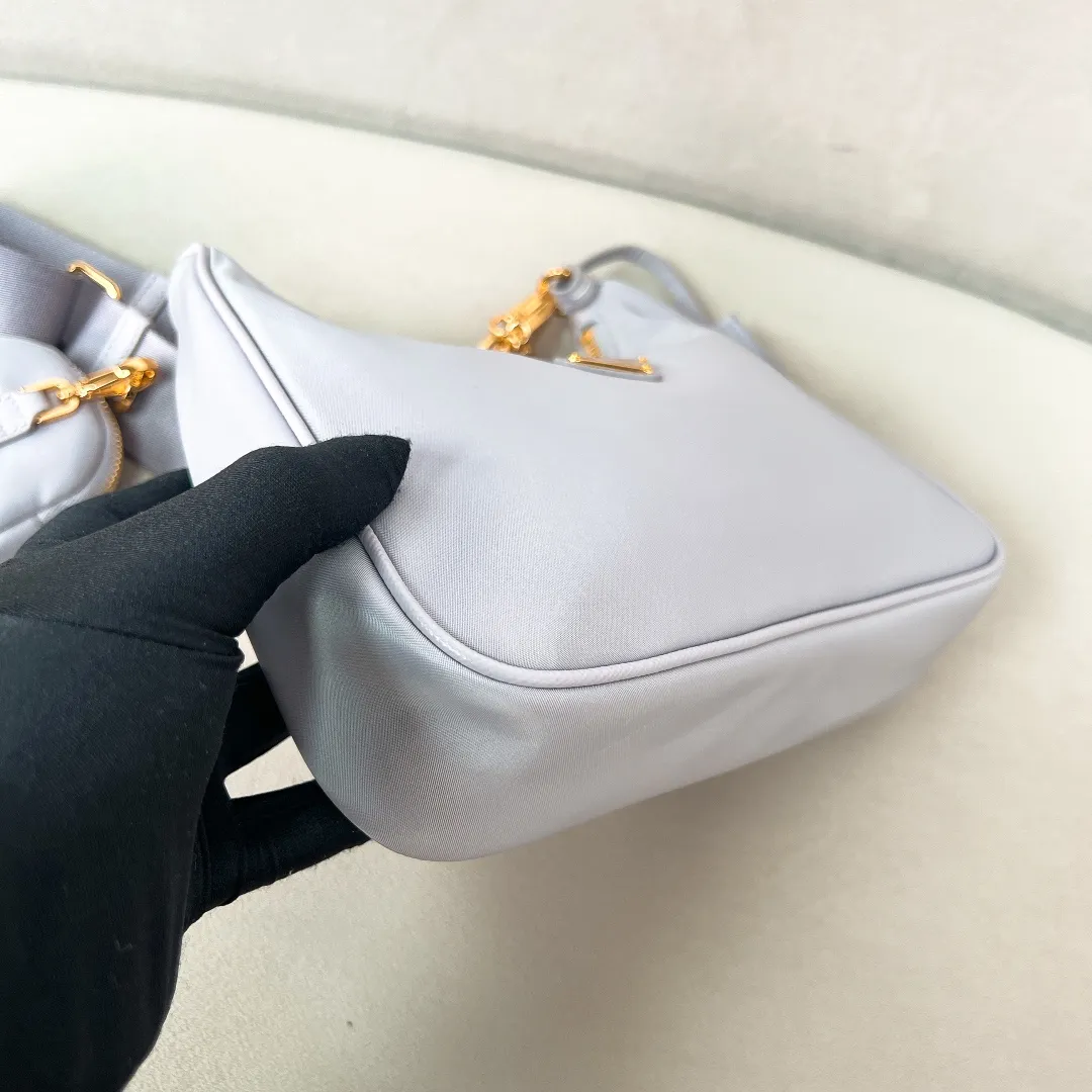 💰1000🌟New product Hobo three-in-one gold buckle 1BH204 Hobo three-in-one has become a mainstream fashion trend! Super versatile and good-looking, fashionable people must buy it! It is not only practical, lightweight but also beautiful. The detachable pouch hanging ornaments and spacious internal compartments are simply great👏... Unisex style for both men and women🉑️ Hand-held, shoulder and cross-body style with three uses, the new favorite of fashion trendsetters. The perfect details are comparable to brick cabinets. Super 5🌟Review Size: 22*18*6.5