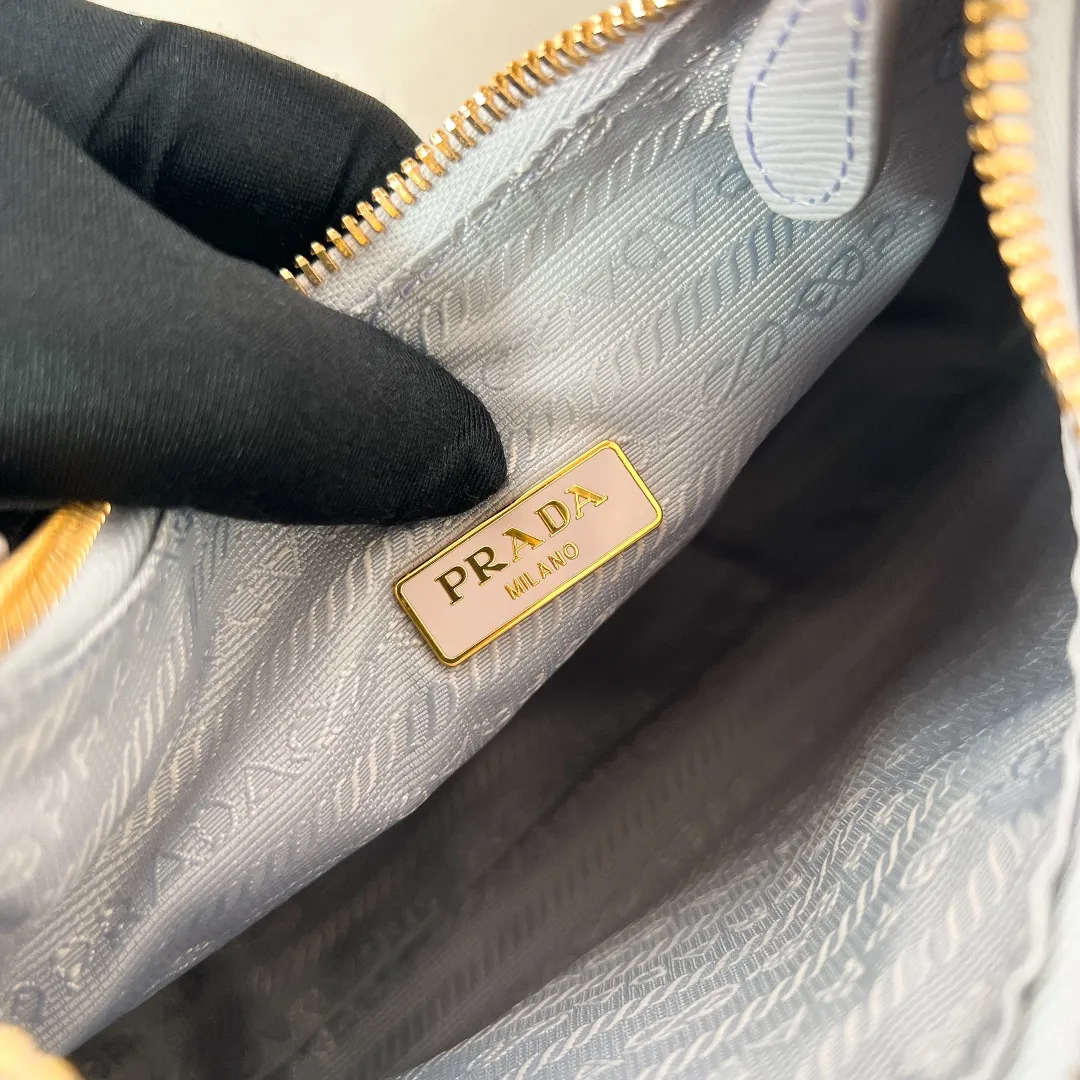 💰1000🌟New product Hobo three-in-one gold buckle 1BH204 Hobo three-in-one has become a mainstream fashion trend! Super versatile and good-looking, fashionable people must buy it! It is not only practical, lightweight but also beautiful. The detachable pouch hanging ornaments and spacious internal compartments are simply great👏... Unisex style for both men and women🉑️ Hand-held, shoulder and cross-body style with three uses, the new favorite of fashion trendsetters. The perfect details are comparable to brick cabinets. Super 5🌟Review Size: 22*18*6.5