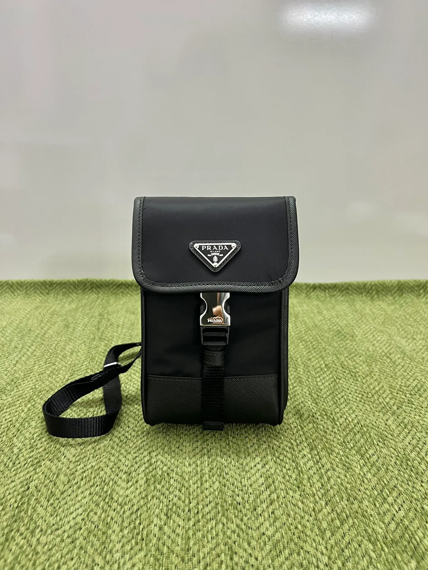 💰720🎉Vertical mobile phone bag🎉2ZH109👏 The new mobile phone bag has a super simple and unique shape. It is definitely worth buying for the current super popular small bag trend! And it has an inexplicable retro feeling🙊For fashionistas who browse countless bags, I recommend this simple and elegant design. A triangle logo is enough to show off the fashionable atmosphere of personality. It is easy to use for daily use. Recommended for men and women. I like the design of PRD so much. Fashionable length 12x height 19x bottom 2.5cm