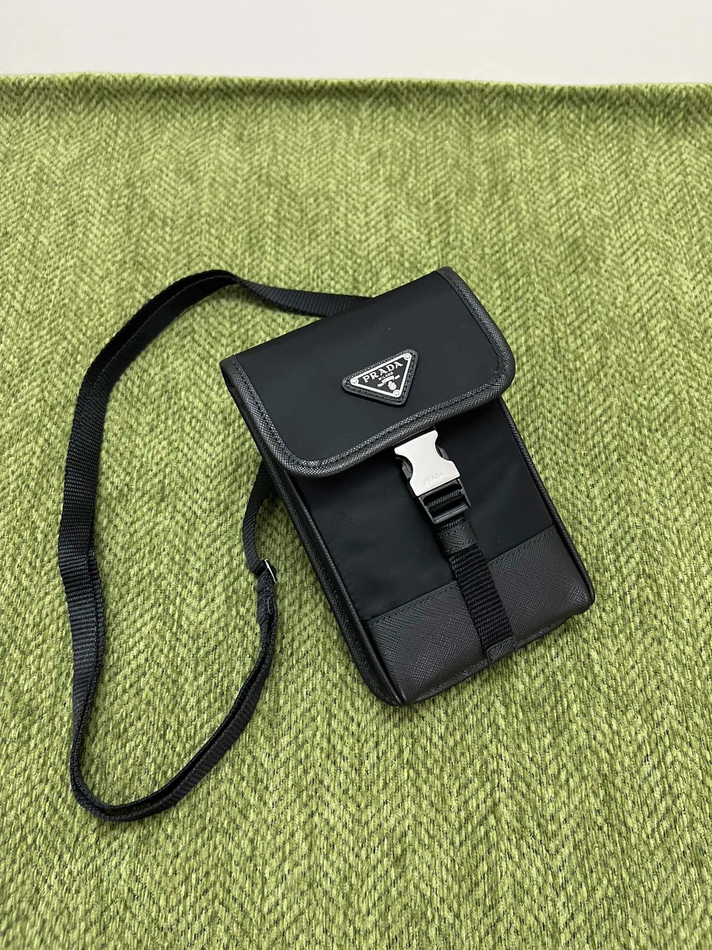 💰720🎉Vertical mobile phone bag🎉2ZH109👏 The new mobile phone bag has a super simple and unique shape. It is definitely worth buying for the current super popular small bag trend! And it has an inexplicable retro feeling🙊For fashionistas who browse countless bags, I recommend this simple and elegant design. A triangle logo is enough to show off the fashionable atmosphere of personality. It is easy to use for daily use. Recommended for men and women. I like the design of PRD so much. Fashionable length 12x height 19x bottom 2.5cm