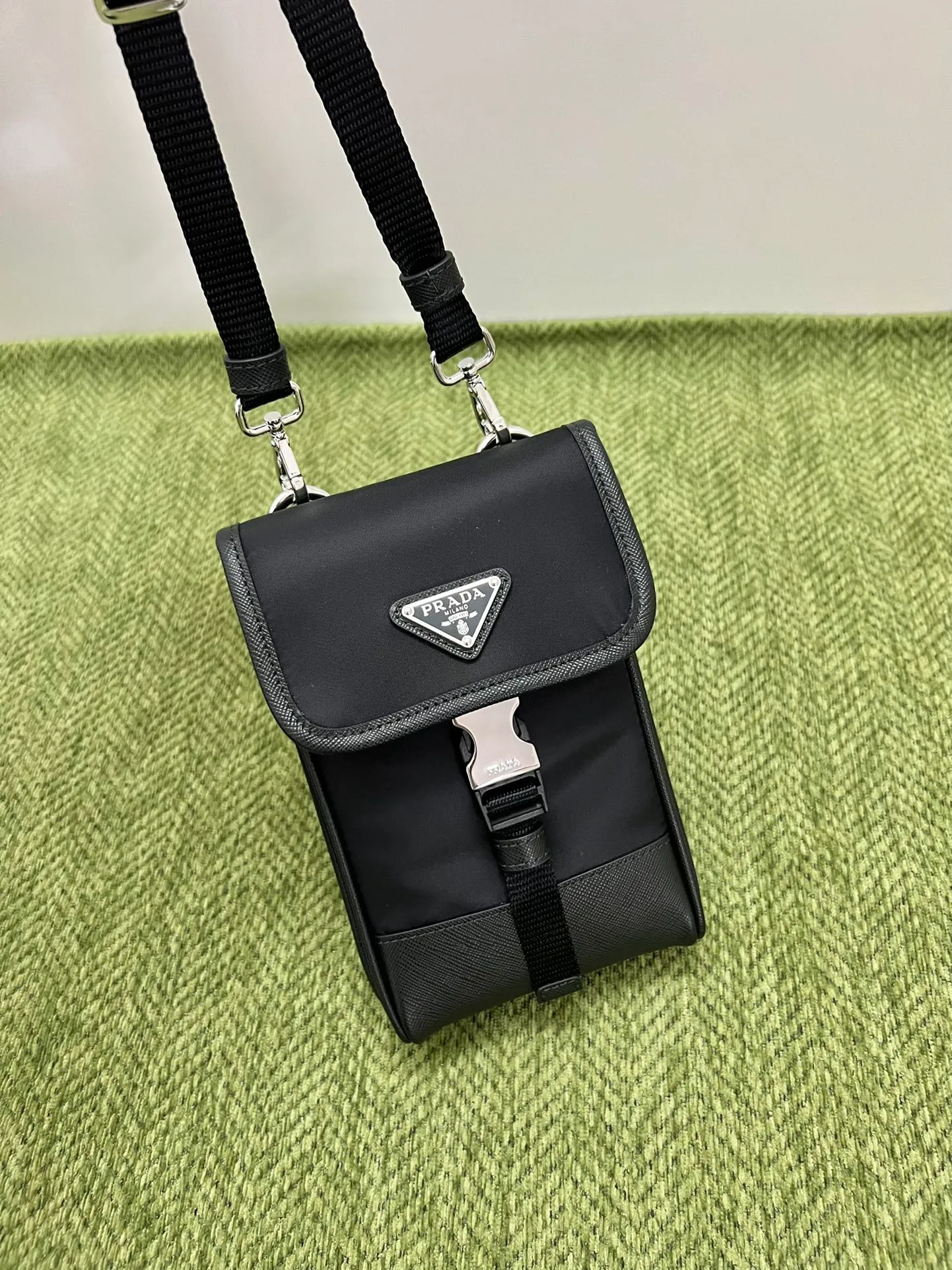 💰720🎉Vertical mobile phone bag🎉2ZH109👏 The new mobile phone bag has a super simple and unique shape. It is definitely worth buying for the current super popular small bag trend! And it has an inexplicable retro feeling🙊For fashionistas who browse countless bags, I recommend this simple and elegant design. A triangle logo is enough to show off the fashionable atmosphere of personality. It is easy to use for daily use. Recommended for men and women. I like the design of PRD so much. Fashionable length 12x height 19x bottom 2.5cm