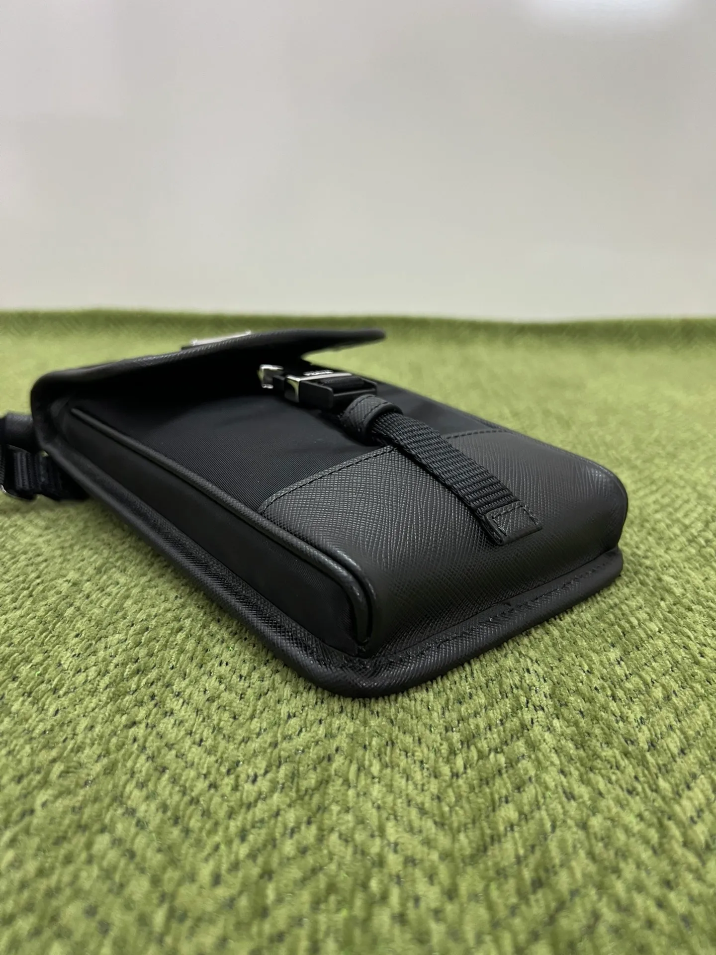 💰720🎉Vertical mobile phone bag🎉2ZH109👏 The new mobile phone bag has a super simple and unique shape. It is definitely worth buying for the current super popular small bag trend! And it has an inexplicable retro feeling🙊For fashionistas who browse countless bags, I recommend this simple and elegant design. A triangle logo is enough to show off the fashionable atmosphere of personality. It is easy to use for daily use. Recommended for men and women. I like the design of PRD so much. Fashionable length 12x height 19x bottom 2.5cm