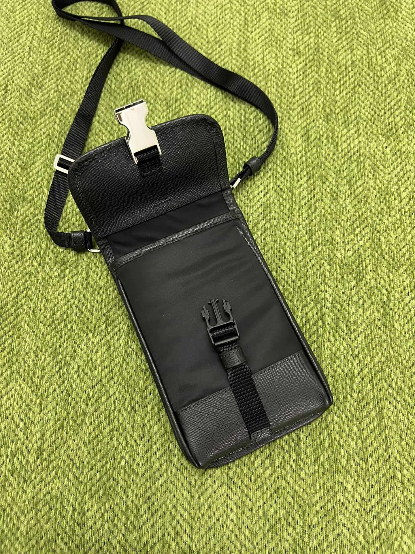 💰720🎉Vertical mobile phone bag🎉2ZH109👏 The new mobile phone bag has a super simple and unique shape. It is definitely worth buying for the current super popular small bag trend! And it has an inexplicable retro feeling🙊For fashionistas who browse countless bags, I recommend this simple and elegant design. A triangle logo is enough to show off the fashionable atmosphere of personality. It is easy to use for daily use. Recommended for men and women. I like the design of PRD so much. Fashionable length 12x height 19x bottom 2.5cm