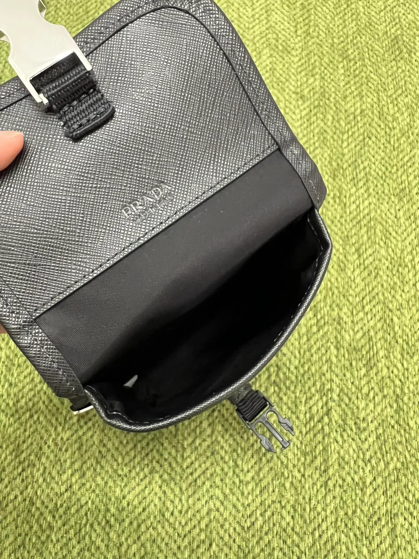 💰720🎉Vertical mobile phone bag🎉2ZH109👏 The new mobile phone bag has a super simple and unique shape. It is definitely worth buying for the current super popular small bag trend! And it has an inexplicable retro feeling🙊For fashionistas who browse countless bags, I recommend this simple and elegant design. A triangle logo is enough to show off the fashionable atmosphere of personality. It is easy to use for daily use. Recommended for men and women. I like the design of PRD so much. Fashionable length 12x height 19x bottom 2.5cm