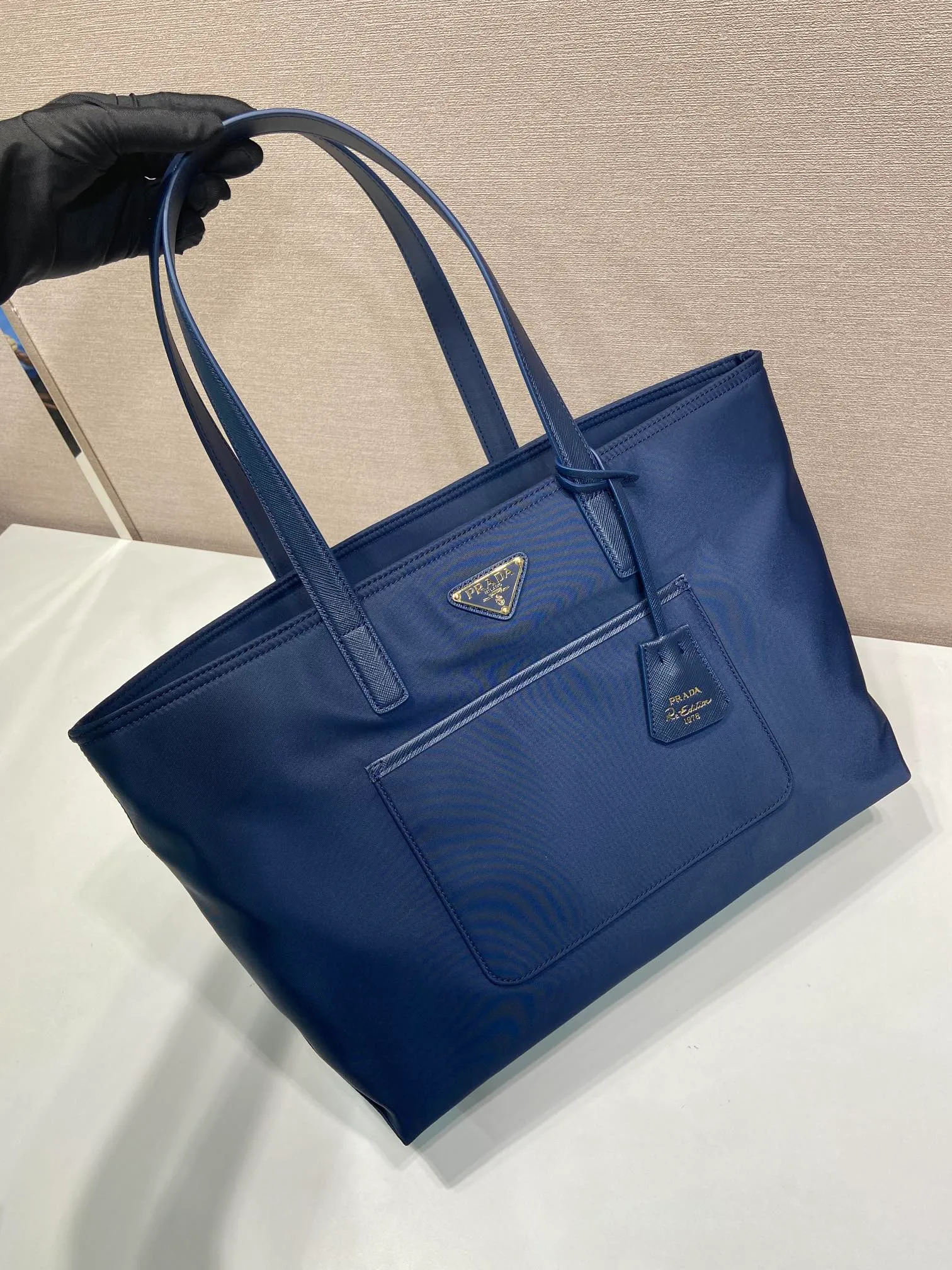 💰1060🎉New Tote Bag🎉1BG555 Small🎉🎉 This timeless tote bag is a reinterpretation of a classic design, showing a unique style with a refined and practical silhouette. It has simple lines and is made of regenerated nylon. It has an imported Saffiano leather handle and metal hardware accessories. It has 2 pockets inside and a large capacity. Get it now. Another popular style that will never go out of style🎉🎉 Length 35x Height 26x Bottom 15cm🎉🎉🎉💰💰💰