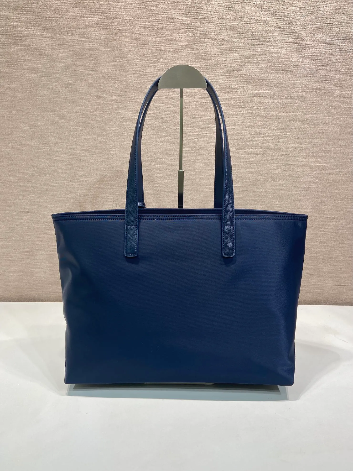 💰1060🎉New Tote Bag🎉1BG555 Small🎉🎉 This timeless tote bag is a reinterpretation of a classic design, showing a unique style with a refined and practical silhouette. It has simple lines and is made of regenerated nylon. It has an imported Saffiano leather handle and metal hardware accessories. It has 2 pockets inside and a large capacity. Get it now. Another popular style that will never go out of style🎉🎉 Length 35x Height 26x Bottom 15cm🎉🎉🎉💰💰💰