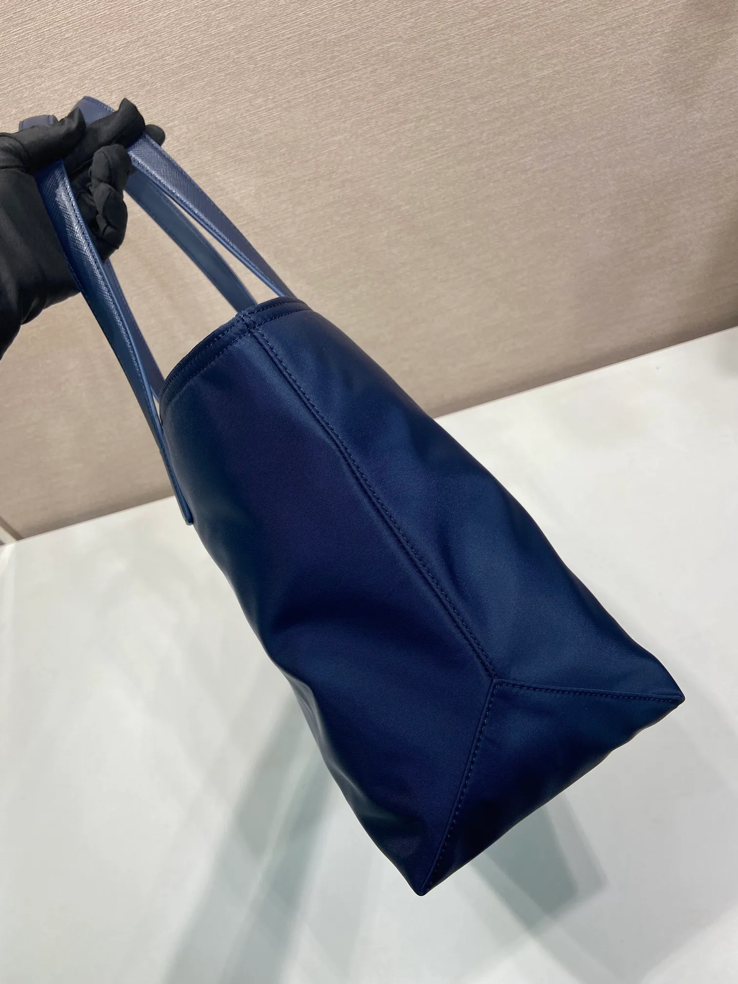 💰1060🎉New Tote Bag🎉1BG555 Small🎉🎉 This timeless tote bag is a reinterpretation of a classic design, showing a unique style with a refined and practical silhouette. It has simple lines and is made of regenerated nylon. It has an imported Saffiano leather handle and metal hardware accessories. It has 2 pockets inside and a large capacity. Get it now. Another popular style that will never go out of style🎉🎉 Length 35x Height 26x Bottom 15cm🎉🎉🎉💰💰💰