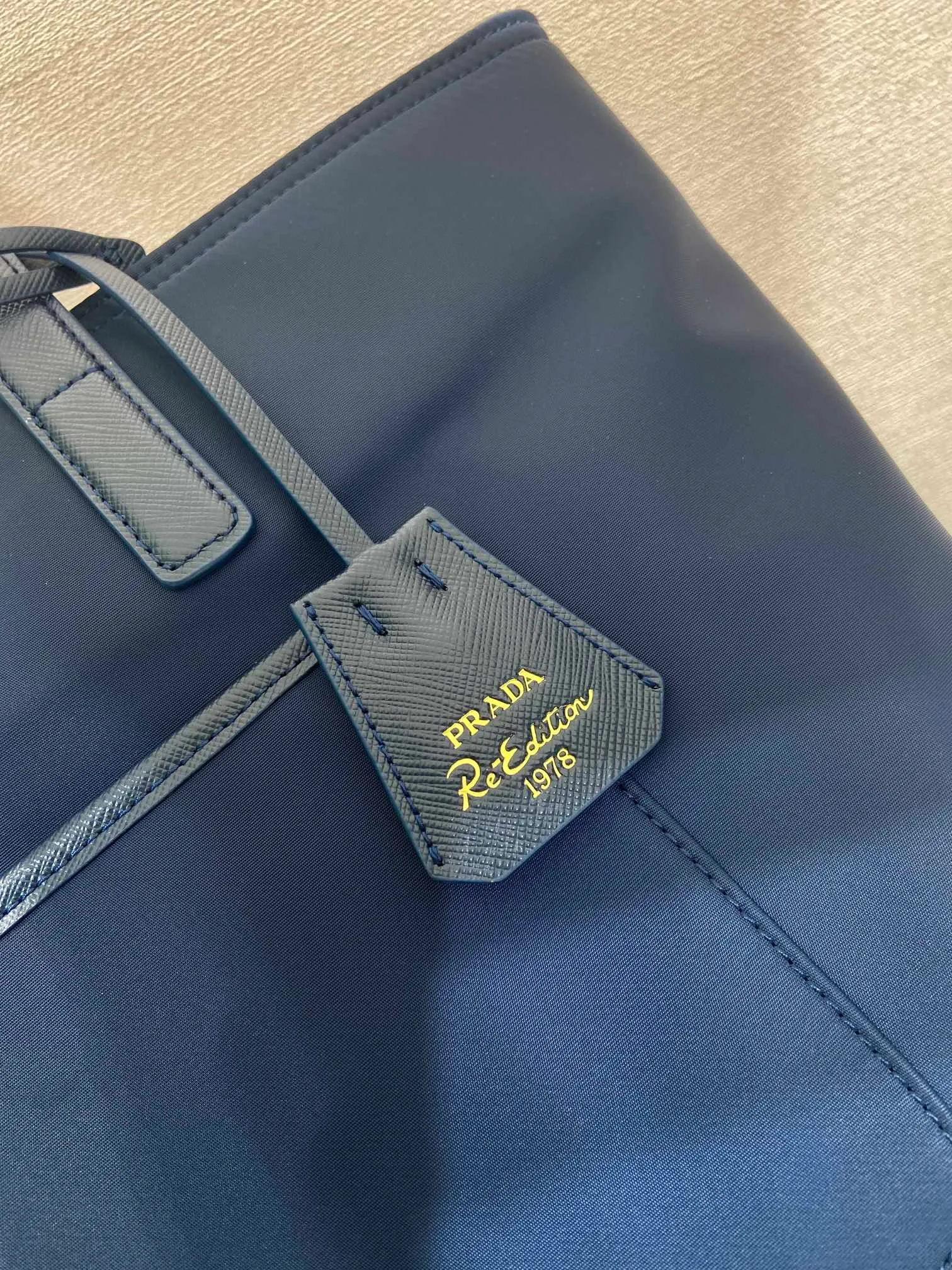 💰1060🎉New Tote Bag🎉1BG555 Small🎉🎉 This timeless tote bag is a reinterpretation of a classic design, showing a unique style with a refined and practical silhouette. It has simple lines and is made of regenerated nylon. It has an imported Saffiano leather handle and metal hardware accessories. It has 2 pockets inside and a large capacity. Get it now. Another popular style that will never go out of style🎉🎉 Length 35x Height 26x Bottom 15cm🎉🎉🎉💰💰💰