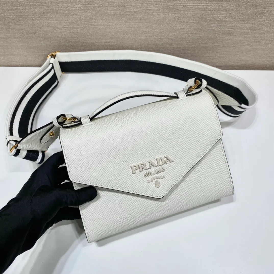 💰1660🎉New cross-body bag🎉1BD317🎉🎉 This Saffiano leather Monochrome handbag is beautifully designed with the iconic logo in the same color effect. Simple and elegant lines define the style of the bag. What I love most is this fabric embroidered shoulder strap😘It can be detachable and matched with other bags. It can be carried hand-held or crossbody👏👏I love it so much😘The contrasting color logo embroidery makes the brand style clearly visible. Simple and elegant, hurry up and get it🎉🎉 Length 21x Height 14x Bottom 6.5cm🎉🎉🎉