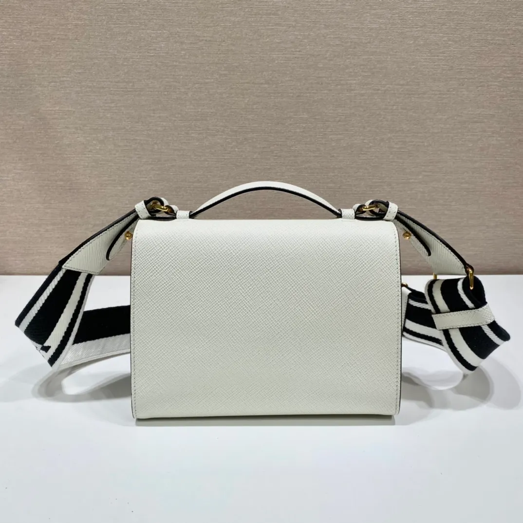 💰1660🎉New cross-body bag🎉1BD317🎉🎉 This Saffiano leather Monochrome handbag is beautifully designed with the iconic logo in the same color effect. Simple and elegant lines define the style of the bag. What I love most is this fabric embroidered shoulder strap😘It can be detachable and matched with other bags. It can be carried hand-held or crossbody👏👏I love it so much😘The contrasting color logo embroidery makes the brand style clearly visible. Simple and elegant, hurry up and get it🎉🎉 Length 21x Height 14x Bottom 6.5cm🎉🎉🎉