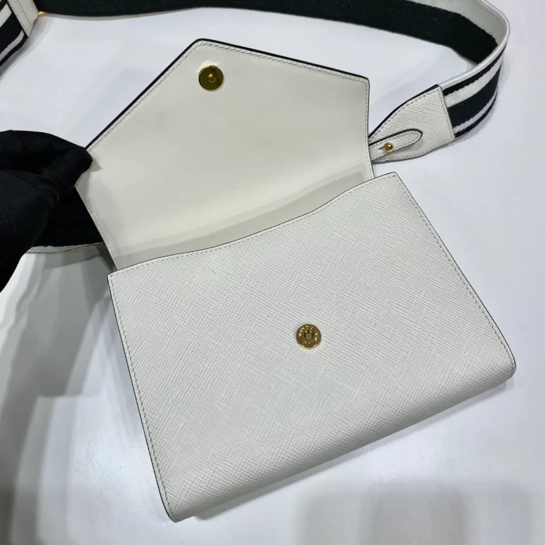 💰1660🎉New cross-body bag🎉1BD317🎉🎉 This Saffiano leather Monochrome handbag is beautifully designed with the iconic logo in the same color effect. Simple and elegant lines define the style of the bag. What I love most is this fabric embroidered shoulder strap😘It can be detachable and matched with other bags. It can be carried hand-held or crossbody👏👏I love it so much😘The contrasting color logo embroidery makes the brand style clearly visible. Simple and elegant, hurry up and get it🎉🎉 Length 21x Height 14x Bottom 6.5cm🎉🎉🎉