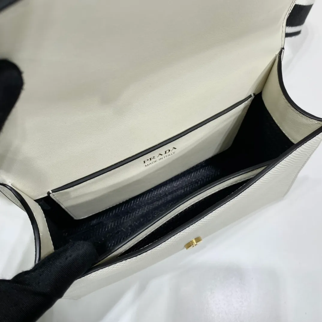 💰1660🎉New cross-body bag🎉1BD317🎉🎉 This Saffiano leather Monochrome handbag is beautifully designed with the iconic logo in the same color effect. Simple and elegant lines define the style of the bag. What I love most is this fabric embroidered shoulder strap😘It can be detachable and matched with other bags. It can be carried hand-held or crossbody👏👏I love it so much😘The contrasting color logo embroidery makes the brand style clearly visible. Simple and elegant, hurry up and get it🎉🎉 Length 21x Height 14x Bottom 6.5cm🎉🎉🎉