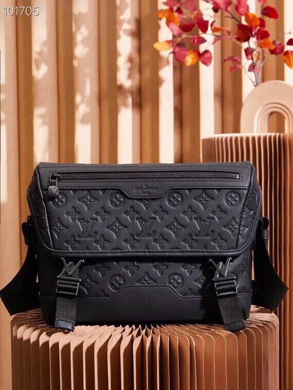 P¥1140👉nfc163C01 dynamic chip version👈[Top-level inspection-free pure steel hardware] M25121 This Voyager messenger bag is made of Monogram Shadow cow leather, inspired by retro school bags. The brand-new LV buckle brings a convenient experience, the adjustable shoulder strap allows for comfortable carrying, and there is ample space to store tablets, chargers, notepads and other daily needs. 33 x 22.5 x 11 (length x height x width)