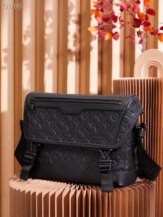 P¥1140👉nfc163C01 dynamic chip version👈[Top-level inspection-free pure steel hardware] M25121 This Voyager messenger bag is made of Monogram Shadow cow leather, inspired by retro school bags. The brand-new LV buckle brings a convenient experience, the adjustable shoulder strap allows for comfortable carrying, and there is ample space to store tablets, chargers, notepads and other daily needs. 33 x 22.5 x 11 (length x height x width)