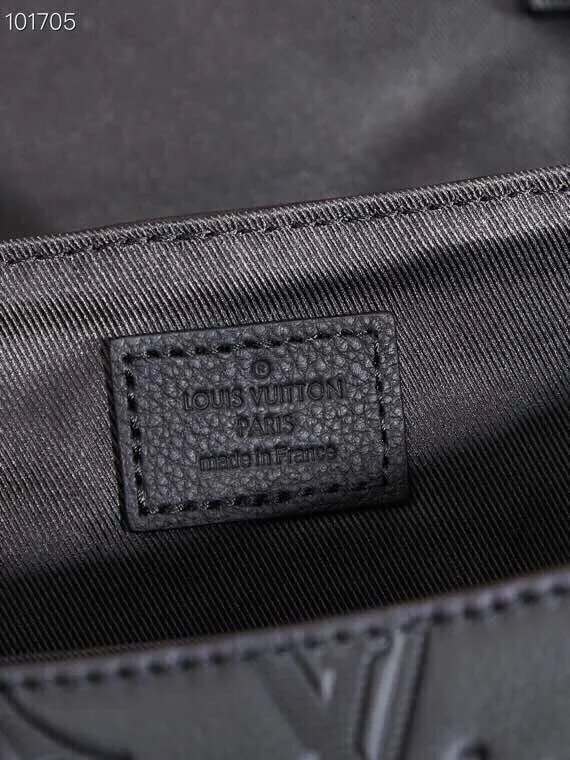 P¥1140👉nfc163C01 dynamic chip version👈[Top-level inspection-free pure steel hardware] M25121 This Voyager messenger bag is made of Monogram Shadow cow leather, inspired by retro school bags. The brand-new LV buckle brings a convenient experience, the adjustable shoulder strap allows for comfortable carrying, and there is ample space to store tablets, chargers, notepads and other daily needs. 33 x 22.5 x 11 (length x height x width)