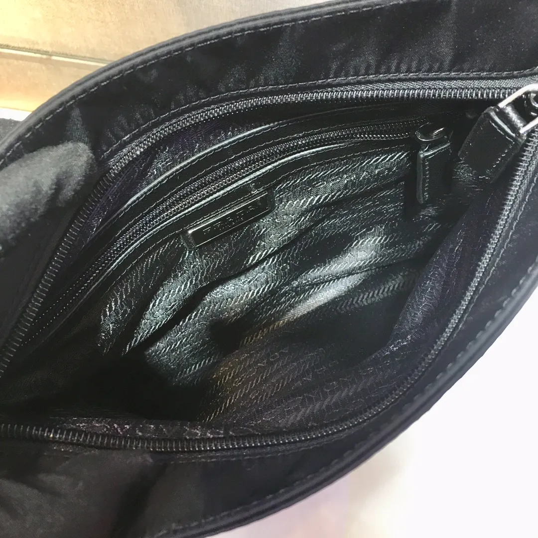 💰760, P Jiajiao classic men's bag, VA053M black, original item, made of parachute fabric, top-grade hardware, many compartments, light and practical, a must-have for men, length 29X height 26cm.💪💪💪💰💰