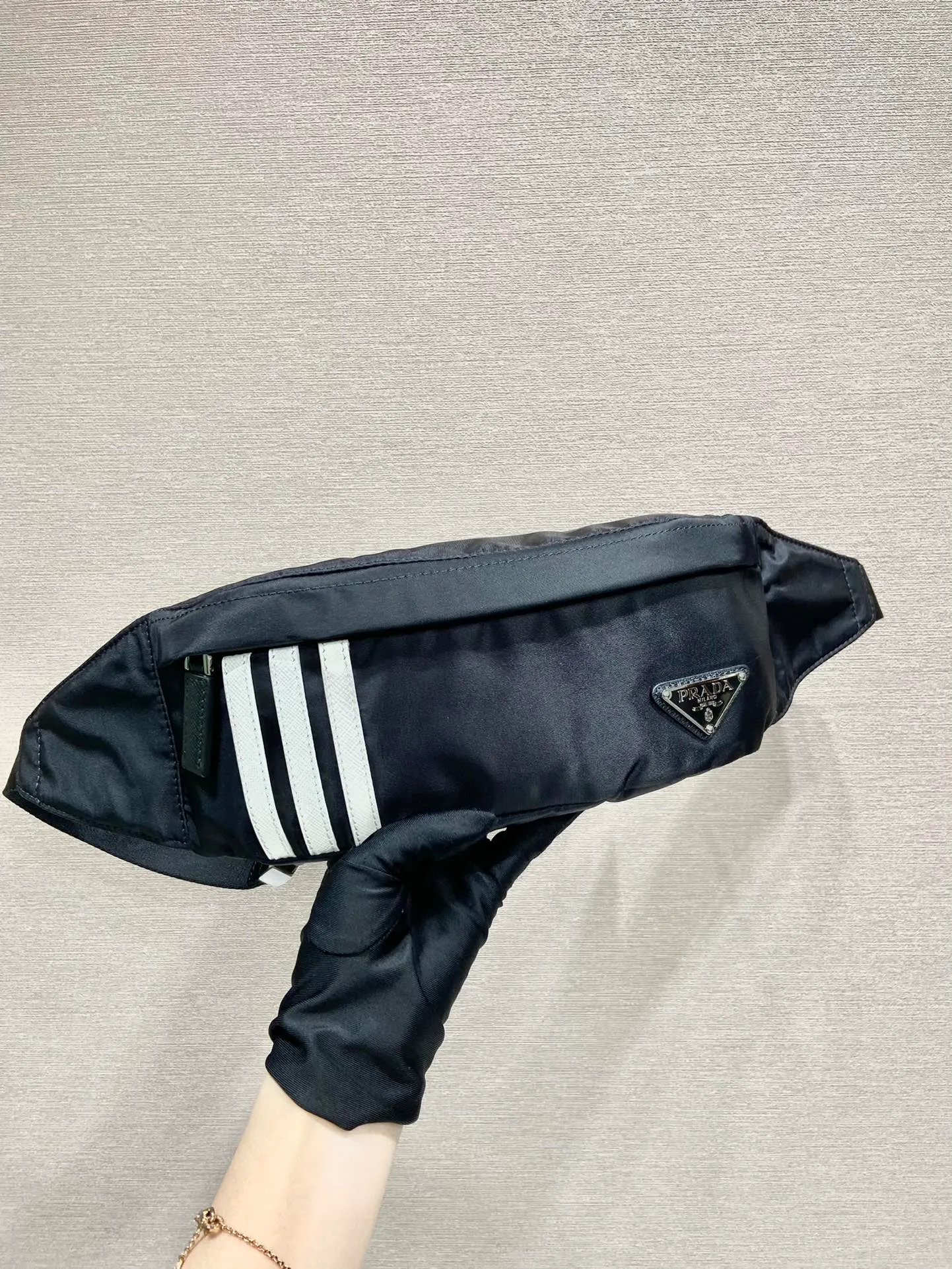 💰760🎉Co-designed by ad and Pd🎉2VL034 is a collaboration between two major brands🤝 This waist bag is co-designed by ad and pd. It is made of Re-Nylon and Saffiano leather. The side is equipped with ad’s classic contrasting three-strip cowhide pattern and a joint environmental protection mark. It looks particularly novel and casual😘😘The upper body effect is great👏👏It can be used as a chest bag or a waist bag🎉🎉Hurry up and get it🎉🎉 Length 26x Height 12x Bottom 7cm🎉🎉🎉👏👏👏
