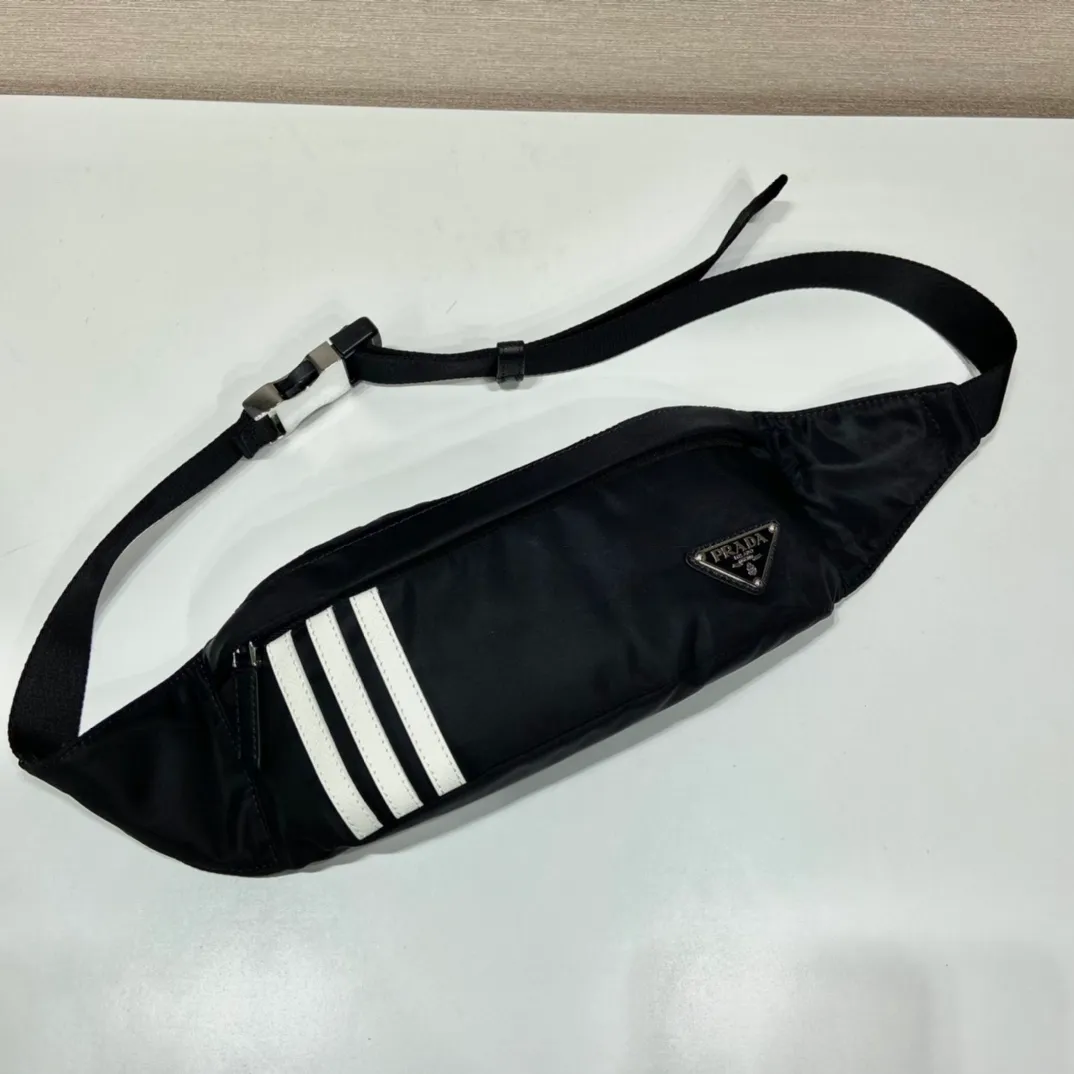 💰760🎉Co-designed by ad and Pd🎉2VL034 is a collaboration between two major brands🤝 This waist bag is co-designed by ad and pd. It is made of Re-Nylon and Saffiano leather. The side is equipped with ad’s classic contrasting three-strip cowhide pattern and a joint environmental protection mark. It looks particularly novel and casual😘😘The upper body effect is great👏👏It can be used as a chest bag or a waist bag🎉🎉Hurry up and get it🎉🎉 Length 26x Height 12x Bottom 7cm🎉🎉🎉👏👏👏