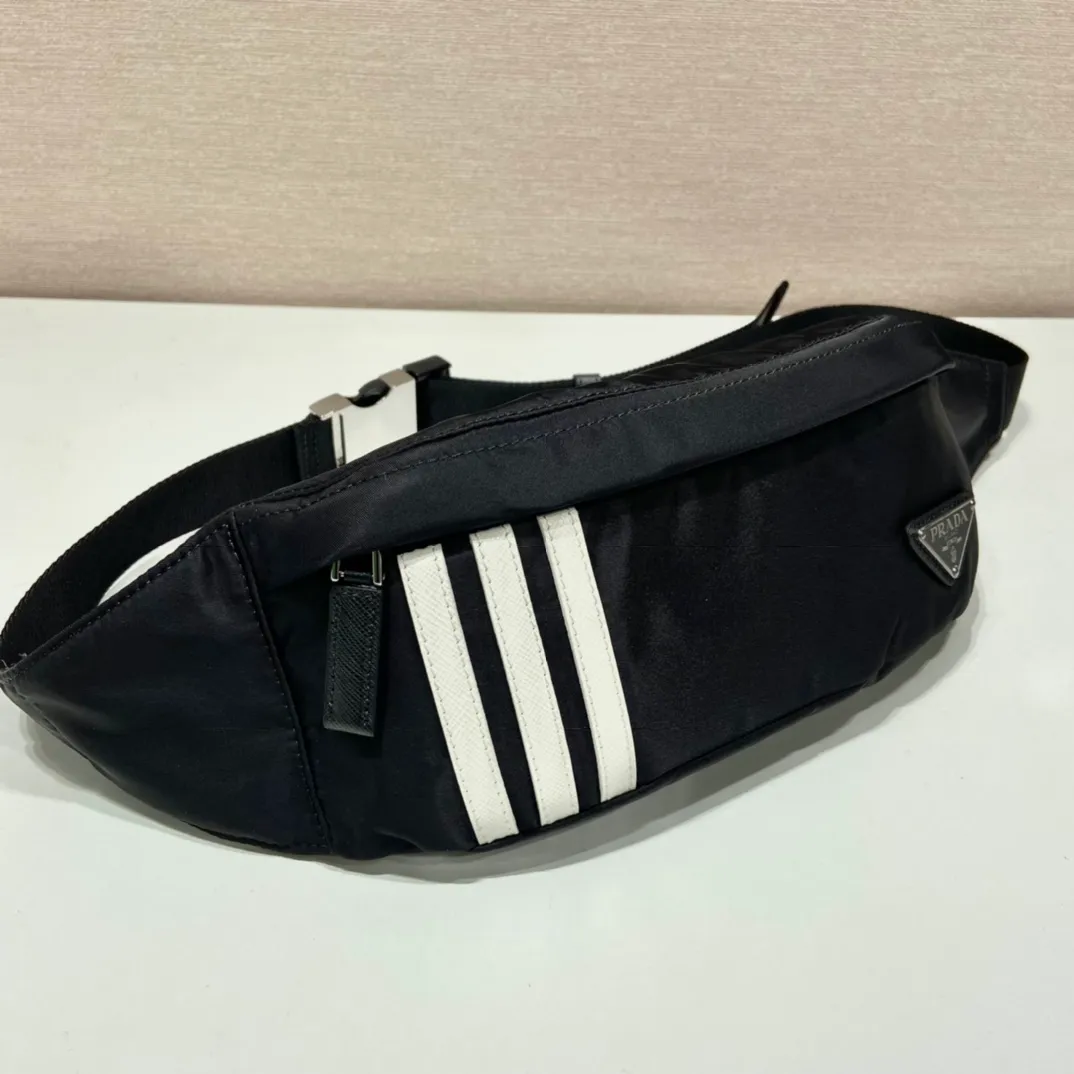 💰760🎉Co-designed by ad and Pd🎉2VL034 is a collaboration between two major brands🤝 This waist bag is co-designed by ad and pd. It is made of Re-Nylon and Saffiano leather. The side is equipped with ad’s classic contrasting three-strip cowhide pattern and a joint environmental protection mark. It looks particularly novel and casual😘😘The upper body effect is great👏👏It can be used as a chest bag or a waist bag🎉🎉Hurry up and get it🎉🎉 Length 26x Height 12x Bottom 7cm🎉🎉🎉👏👏👏