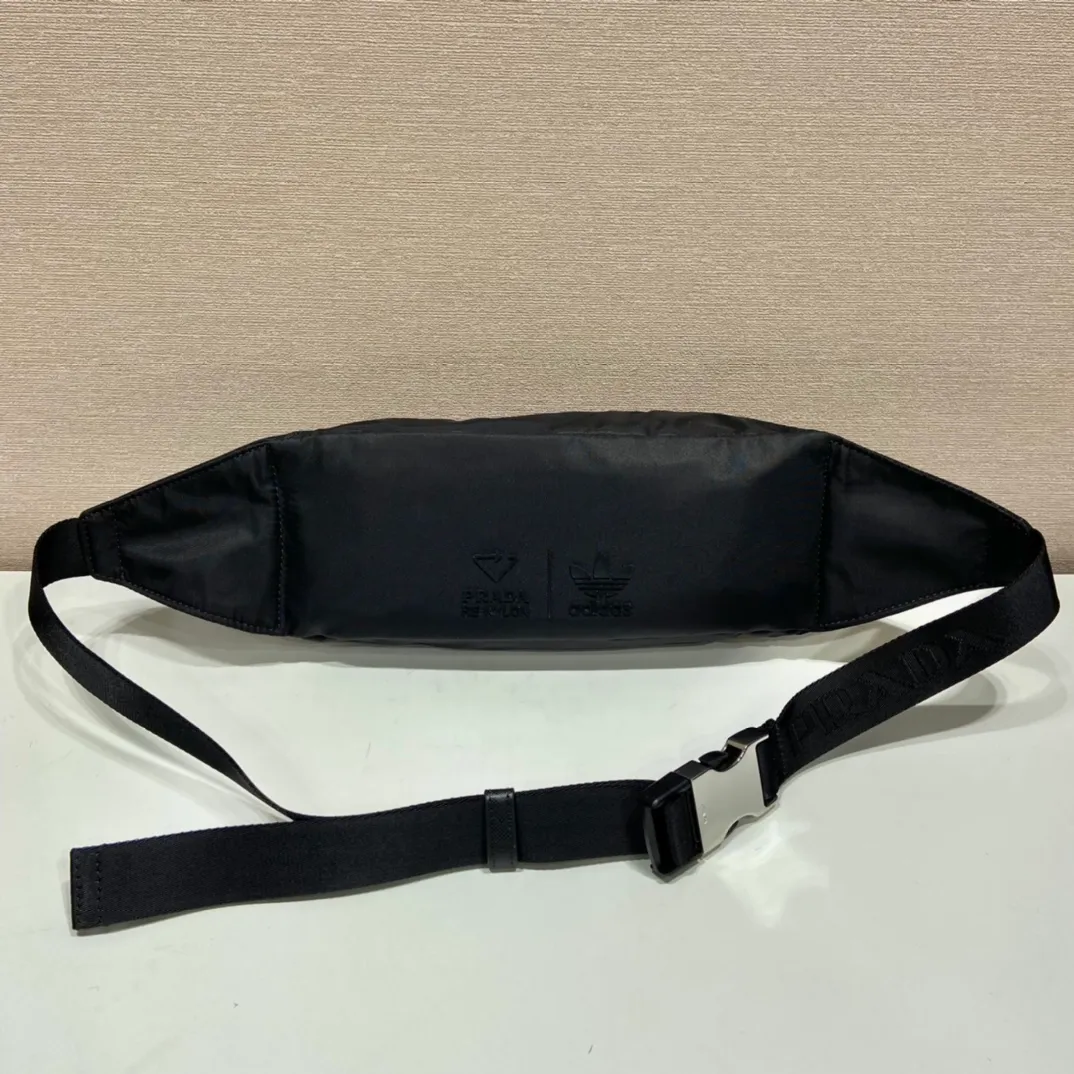 💰760🎉Co-designed by ad and Pd🎉2VL034 is a collaboration between two major brands🤝 This waist bag is co-designed by ad and pd. It is made of Re-Nylon and Saffiano leather. The side is equipped with ad’s classic contrasting three-strip cowhide pattern and a joint environmental protection mark. It looks particularly novel and casual😘😘The upper body effect is great👏👏It can be used as a chest bag or a waist bag🎉🎉Hurry up and get it🎉🎉 Length 26x Height 12x Bottom 7cm🎉🎉🎉👏👏👏