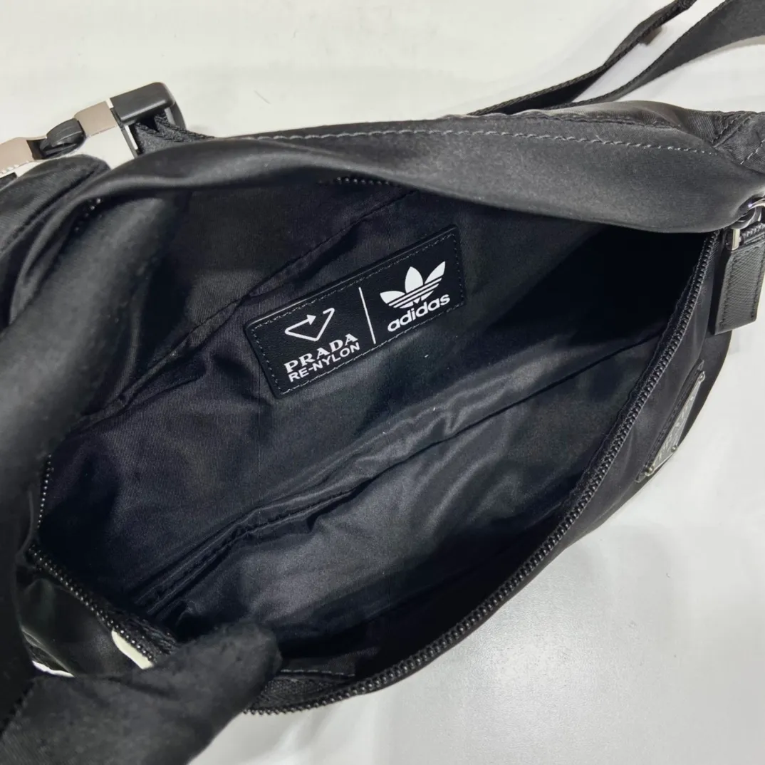 💰760🎉Co-designed by ad and Pd🎉2VL034 is a collaboration between two major brands🤝 This waist bag is co-designed by ad and pd. It is made of Re-Nylon and Saffiano leather. The side is equipped with ad’s classic contrasting three-strip cowhide pattern and a joint environmental protection mark. It looks particularly novel and casual😘😘The upper body effect is great👏👏It can be used as a chest bag or a waist bag🎉🎉Hurry up and get it🎉🎉 Length 26x Height 12x Bottom 7cm🎉🎉🎉👏👏👏