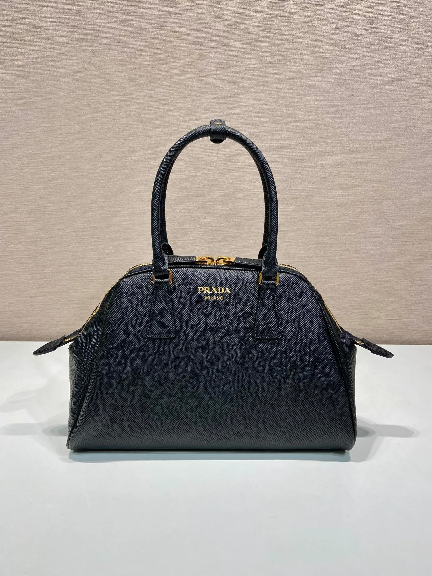 💰1640🎉New shell bag🎉1BG537🎉🎉 This exquisite handbag is made of Saffiano leather. It has a crisp, simple and neat shape. It is equipped with gold-toned metal hardware and is decorated with an elegant letter logo embossed on the front. It can be carried by hand or shoulder strap, and has a large capacity. Babies, hurry up and get it, it is worth owning🎉🎉 Height: 21.5cm Width: 32cm Length: 10.5cm