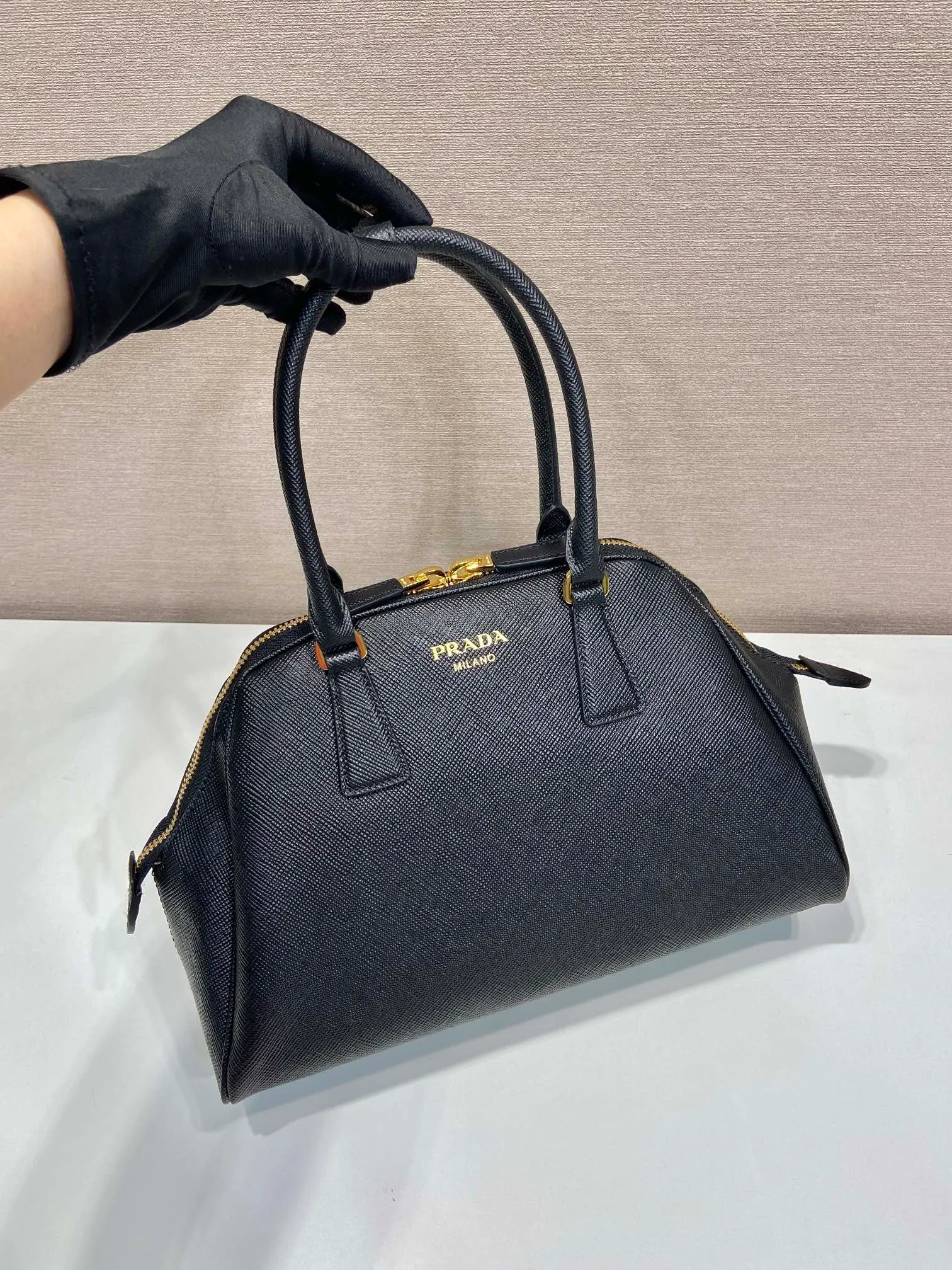 💰1640🎉New shell bag🎉1BG537🎉🎉 This exquisite handbag is made of Saffiano leather. It has a crisp, simple and neat shape. It is equipped with gold-toned metal hardware and is decorated with an elegant letter logo embossed on the front. It can be carried by hand or shoulder strap, and has a large capacity. Babies, hurry up and get it, it is worth owning🎉🎉 Height: 21.5cm Width: 32cm Length: 10.5cm