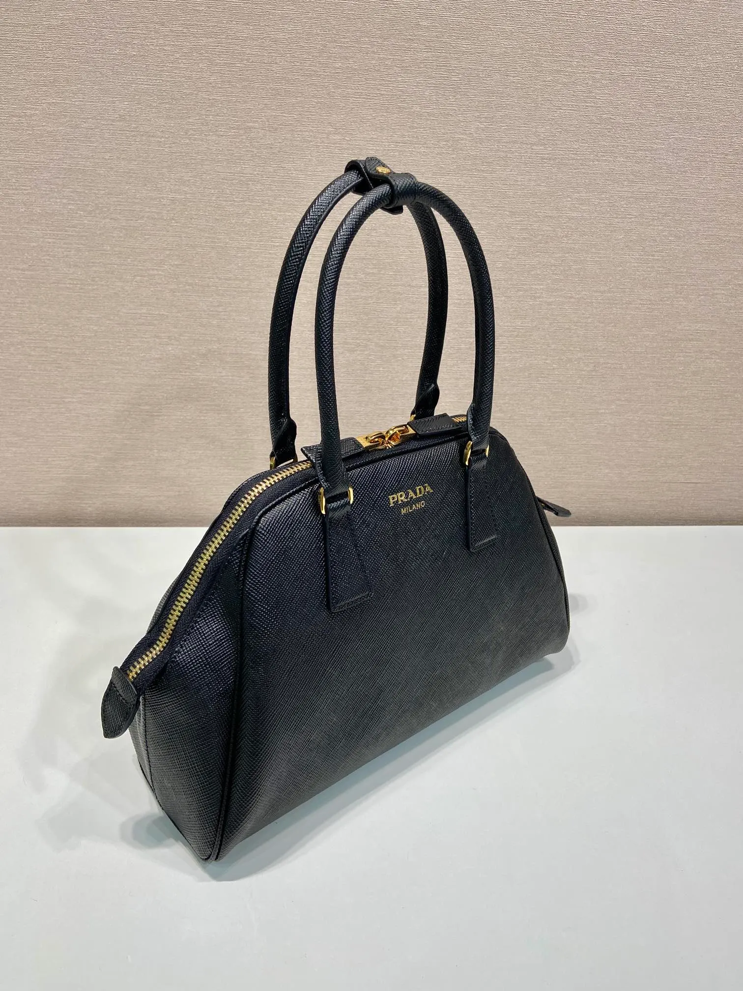 💰1640🎉New shell bag🎉1BG537🎉🎉 This exquisite handbag is made of Saffiano leather. It has a crisp, simple and neat shape. It is equipped with gold-toned metal hardware and is decorated with an elegant letter logo embossed on the front. It can be carried by hand or shoulder strap, and has a large capacity. Babies, hurry up and get it, it is worth owning🎉🎉 Height: 21.5cm Width: 32cm Length: 10.5cm