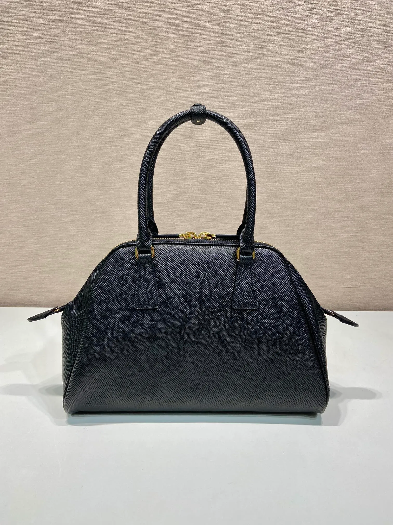 💰1640🎉New shell bag🎉1BG537🎉🎉 This exquisite handbag is made of Saffiano leather. It has a crisp, simple and neat shape. It is equipped with gold-toned metal hardware and is decorated with an elegant letter logo embossed on the front. It can be carried by hand or shoulder strap, and has a large capacity. Babies, hurry up and get it, it is worth owning🎉🎉 Height: 21.5cm Width: 32cm Length: 10.5cm