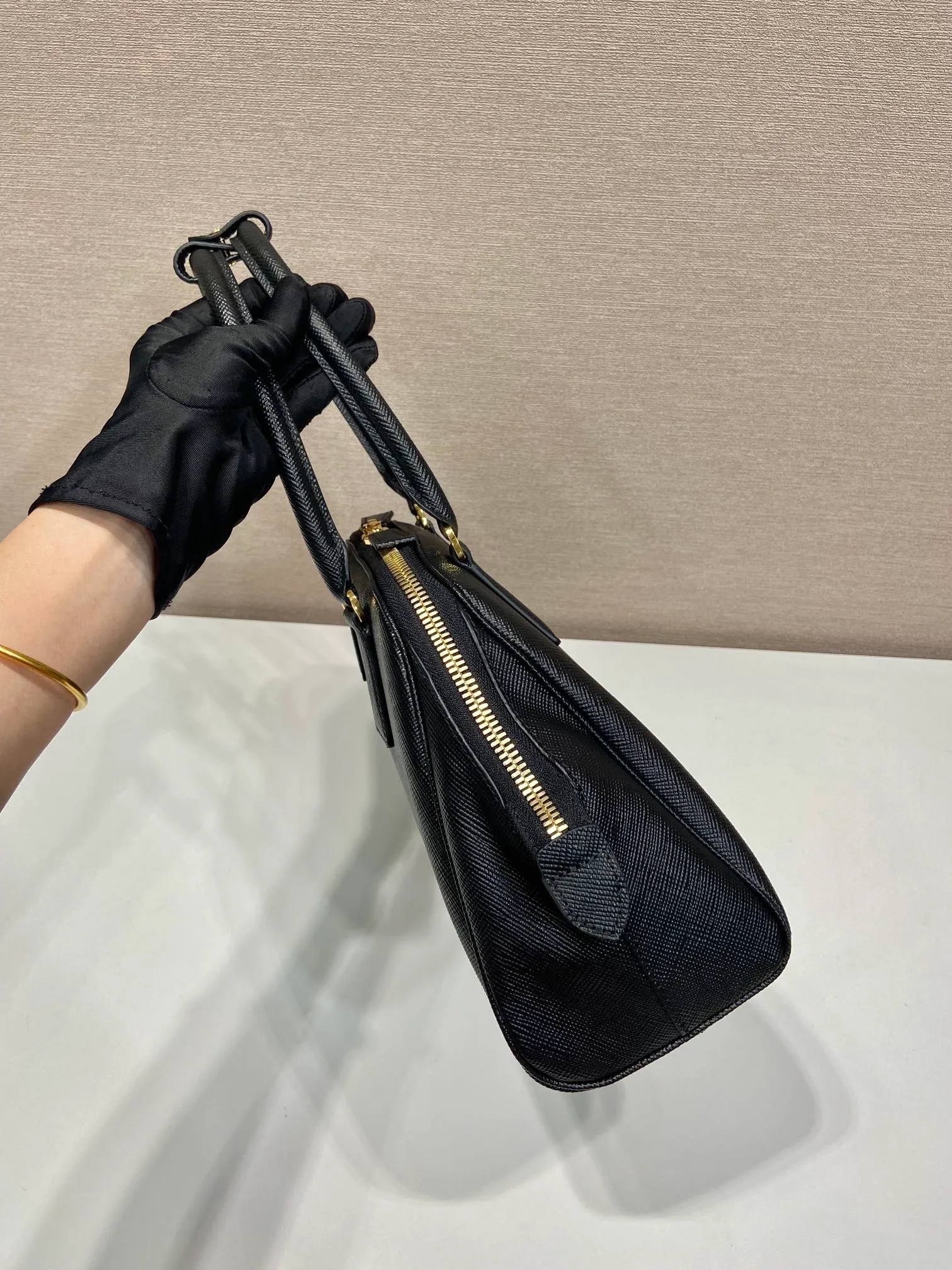 💰1640🎉New shell bag🎉1BG537🎉🎉 This exquisite handbag is made of Saffiano leather. It has a crisp, simple and neat shape. It is equipped with gold-toned metal hardware and is decorated with an elegant letter logo embossed on the front. It can be carried by hand or shoulder strap, and has a large capacity. Babies, hurry up and get it, it is worth owning🎉🎉 Height: 21.5cm Width: 32cm Length: 10.5cm