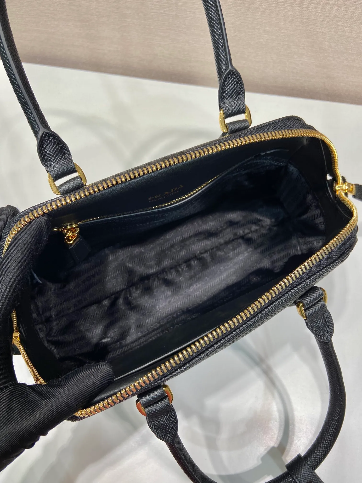 💰1640🎉New shell bag🎉1BG537🎉🎉 This exquisite handbag is made of Saffiano leather. It has a crisp, simple and neat shape. It is equipped with gold-toned metal hardware and is decorated with an elegant letter logo embossed on the front. It can be carried by hand or shoulder strap, and has a large capacity. Babies, hurry up and get it, it is worth owning🎉🎉 Height: 21.5cm Width: 32cm Length: 10.5cm