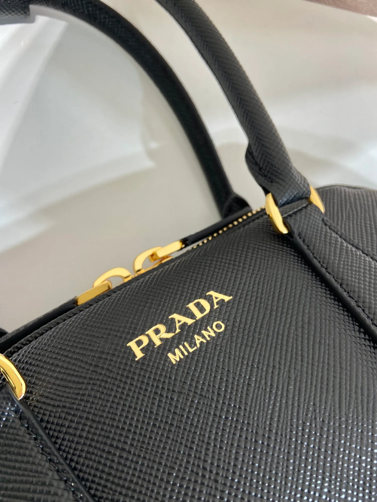 💰1640🎉New shell bag🎉1BG537🎉🎉 This exquisite handbag is made of Saffiano leather. It has a crisp, simple and neat shape. It is equipped with gold-toned metal hardware and is decorated with an elegant letter logo embossed on the front. It can be carried by hand or shoulder strap, and has a large capacity. Babies, hurry up and get it, it is worth owning🎉🎉 Height: 21.5cm Width: 32cm Length: 10.5cm