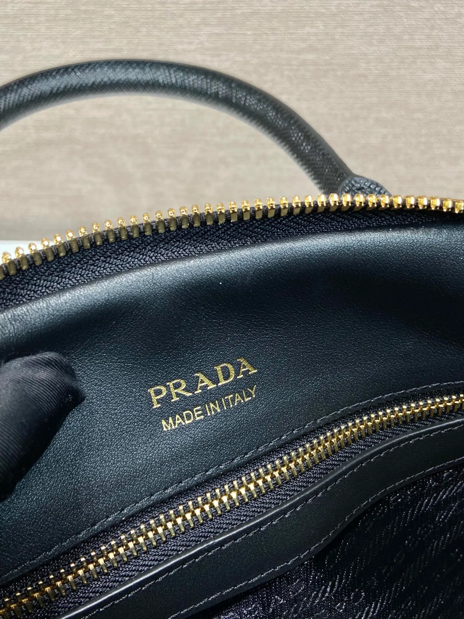 💰1640🎉New shell bag🎉1BG537🎉🎉 This exquisite handbag is made of Saffiano leather. It has a crisp, simple and neat shape. It is equipped with gold-toned metal hardware and is decorated with an elegant letter logo embossed on the front. It can be carried by hand or shoulder strap, and has a large capacity. Babies, hurry up and get it, it is worth owning🎉🎉 Height: 21.5cm Width: 32cm Length: 10.5cm