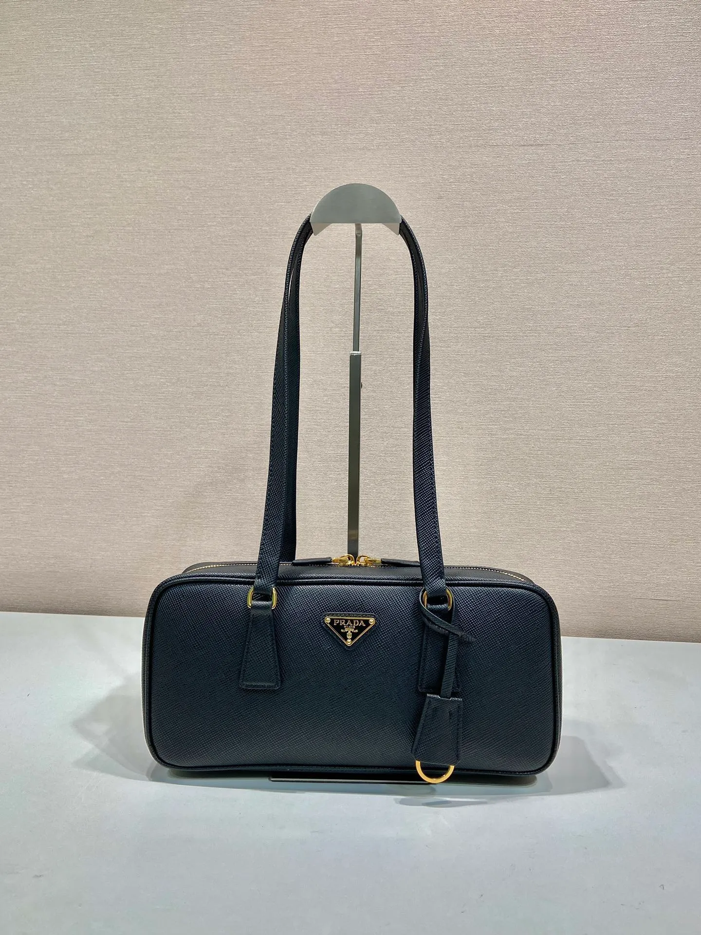 💰1500🎉New second-hand bag 🎉1BB116 second-hand bag 🎉🎉 This second-hand bag is made of imported thick cross-grain cowhide, top-grade hardware, the shoulder strap is a long shoulder design, very fashionable and unique, the bag opening is zipped, and the capacity is large. The upper body effect is very fashionable and worth owning, hurry up and get it🎉🎉Length 30x Height 14x Bottom 8.5cm🎉🎉🎉👏👏👏