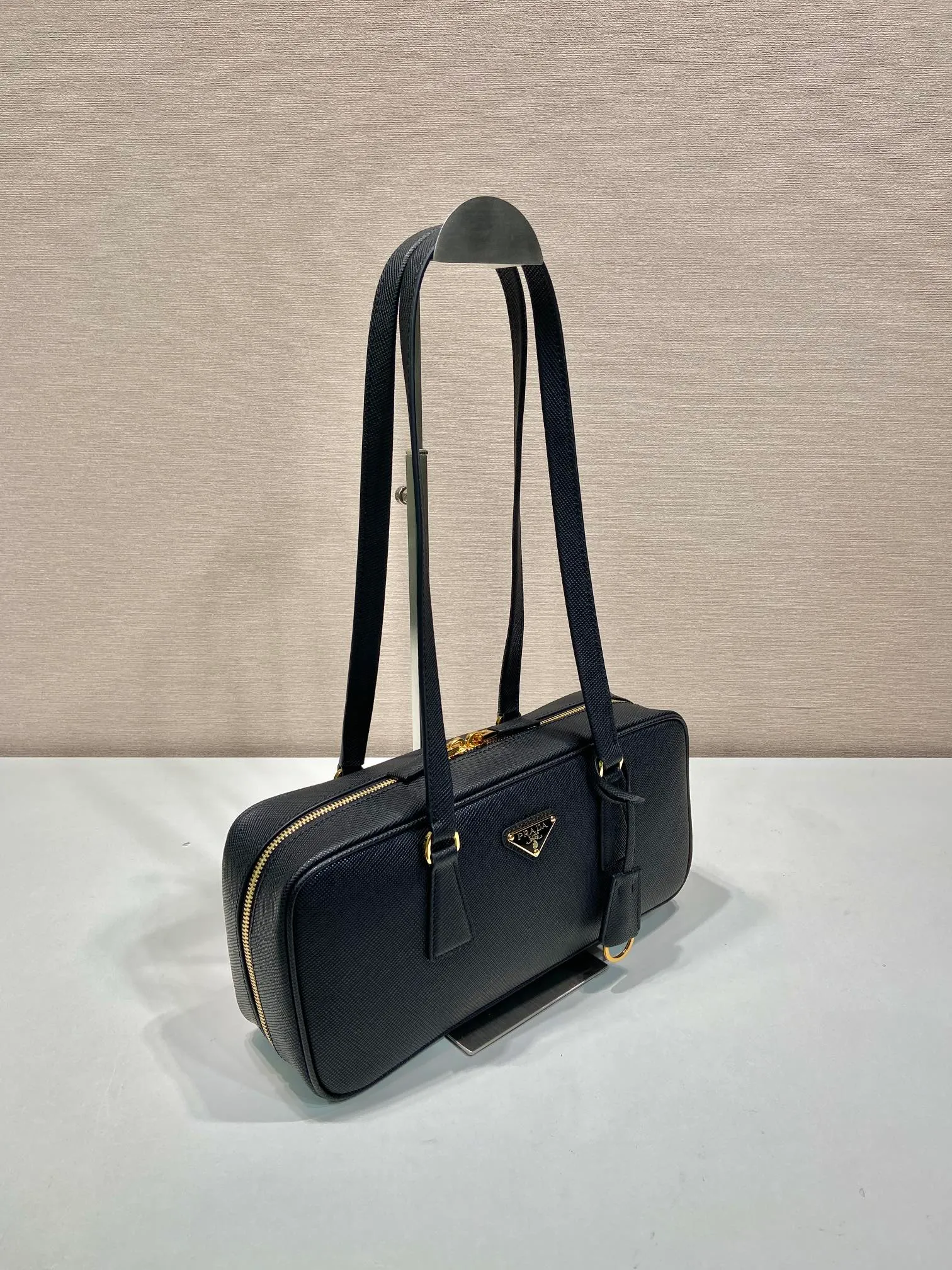 💰1500🎉New second-hand bag 🎉1BB116 second-hand bag 🎉🎉 This second-hand bag is made of imported thick cross-grain cowhide, top-grade hardware, the shoulder strap is a long shoulder design, very fashionable and unique, the bag opening is zipped, and the capacity is large. The upper body effect is very fashionable and worth owning, hurry up and get it🎉🎉Length 30x Height 14x Bottom 8.5cm🎉🎉🎉👏👏👏