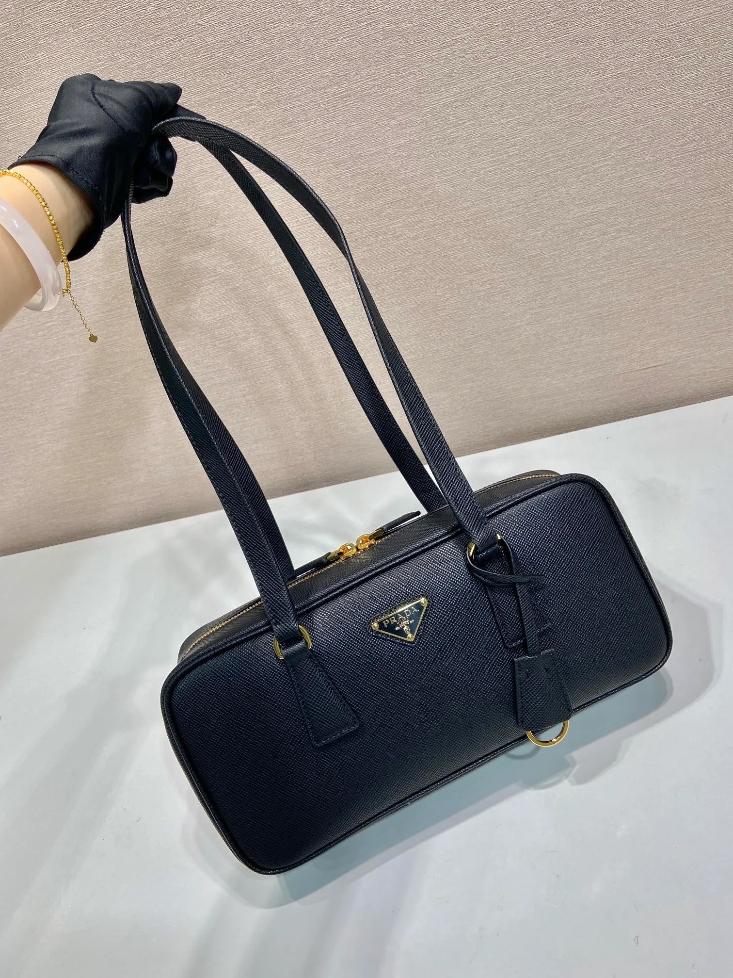 💰1500🎉New second-hand bag 🎉1BB116 second-hand bag 🎉🎉 This second-hand bag is made of imported thick cross-grain cowhide, top-grade hardware, the shoulder strap is a long shoulder design, very fashionable and unique, the bag opening is zipped, and the capacity is large. The upper body effect is very fashionable and worth owning, hurry up and get it🎉🎉Length 30x Height 14x Bottom 8.5cm🎉🎉🎉👏👏👏