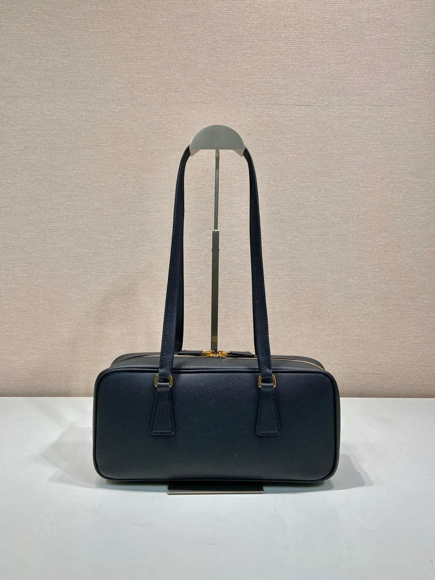 💰1500🎉New second-hand bag 🎉1BB116 second-hand bag 🎉🎉 This second-hand bag is made of imported thick cross-grain cowhide, top-grade hardware, the shoulder strap is a long shoulder design, very fashionable and unique, the bag opening is zipped, and the capacity is large. The upper body effect is very fashionable and worth owning, hurry up and get it🎉🎉Length 30x Height 14x Bottom 8.5cm🎉🎉🎉👏👏👏