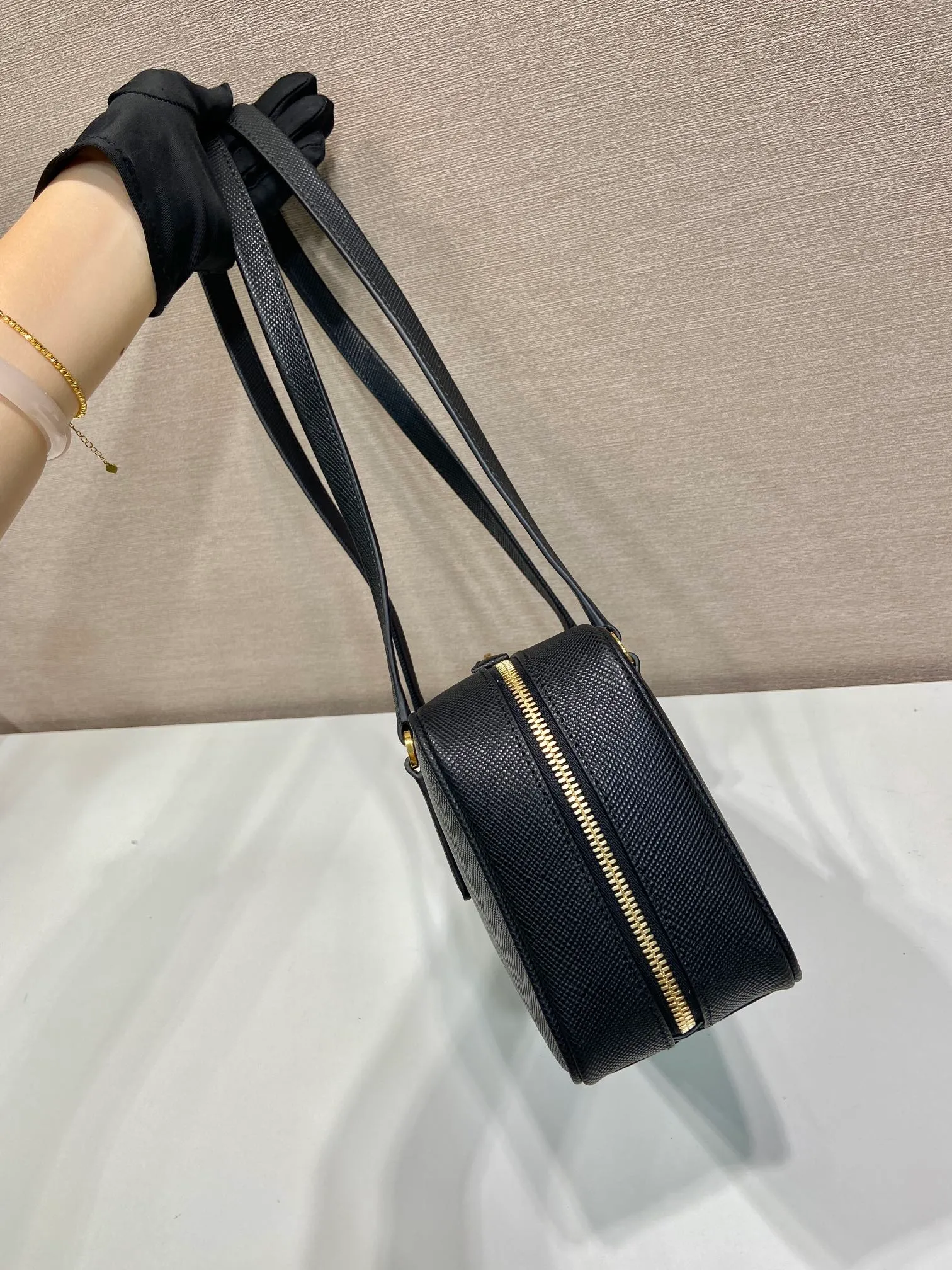 💰1500🎉New second-hand bag 🎉1BB116 second-hand bag 🎉🎉 This second-hand bag is made of imported thick cross-grain cowhide, top-grade hardware, the shoulder strap is a long shoulder design, very fashionable and unique, the bag opening is zipped, and the capacity is large. The upper body effect is very fashionable and worth owning, hurry up and get it🎉🎉Length 30x Height 14x Bottom 8.5cm🎉🎉🎉👏👏👏