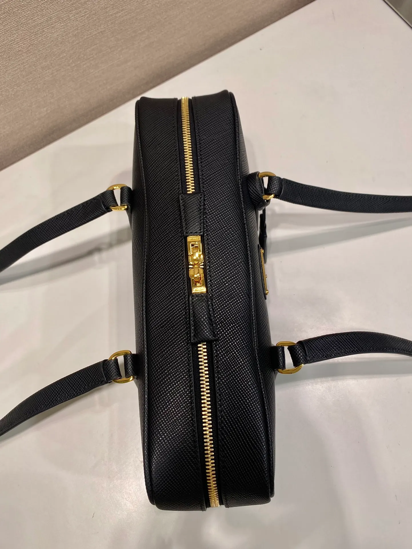 💰1500🎉New second-hand bag 🎉1BB116 second-hand bag 🎉🎉 This second-hand bag is made of imported thick cross-grain cowhide, top-grade hardware, the shoulder strap is a long shoulder design, very fashionable and unique, the bag opening is zipped, and the capacity is large. The upper body effect is very fashionable and worth owning, hurry up and get it🎉🎉Length 30x Height 14x Bottom 8.5cm🎉🎉🎉👏👏👏