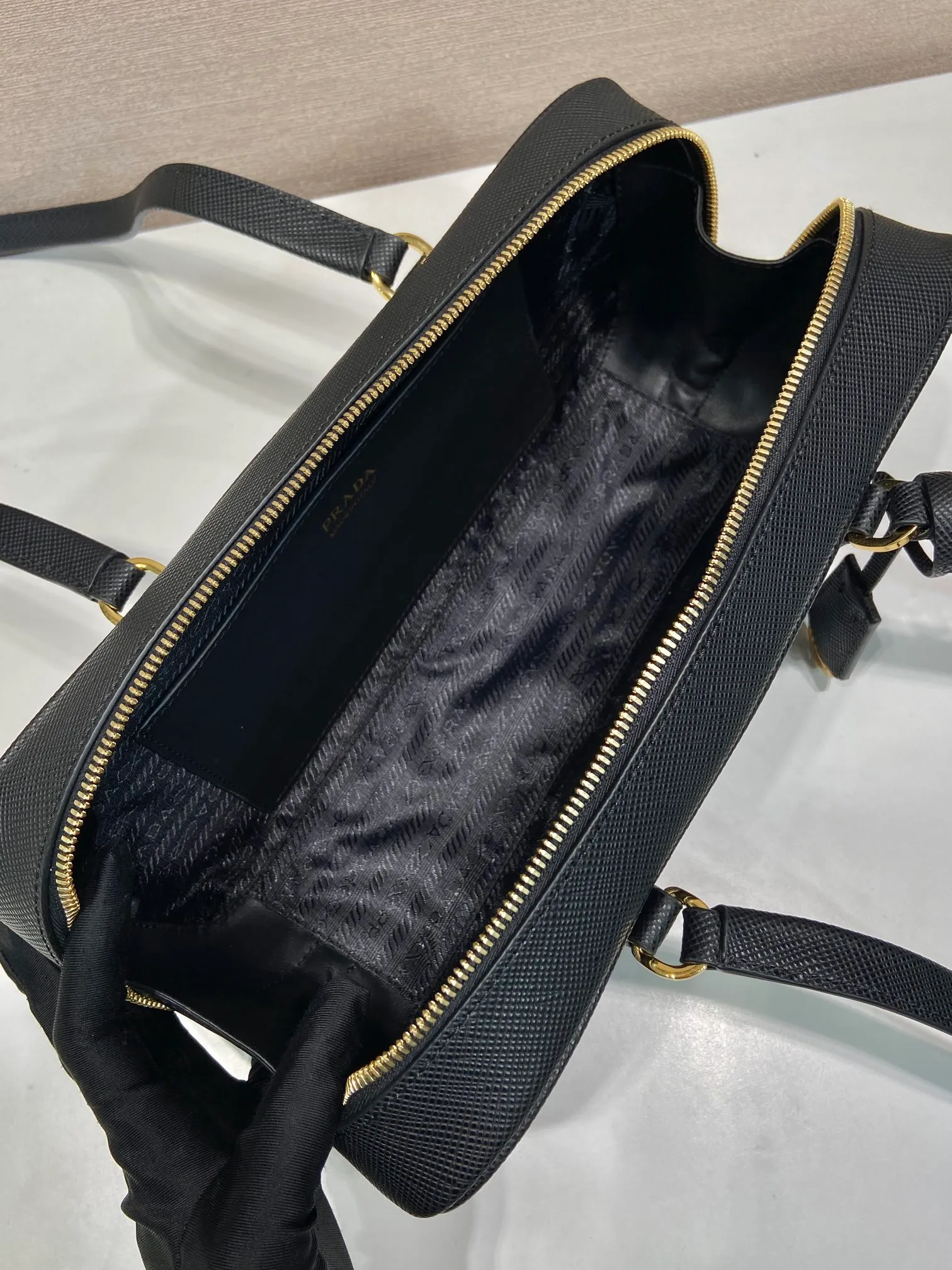 💰1500🎉New second-hand bag 🎉1BB116 second-hand bag 🎉🎉 This second-hand bag is made of imported thick cross-grain cowhide, top-grade hardware, the shoulder strap is a long shoulder design, very fashionable and unique, the bag opening is zipped, and the capacity is large. The upper body effect is very fashionable and worth owning, hurry up and get it🎉🎉Length 30x Height 14x Bottom 8.5cm🎉🎉🎉👏👏👏