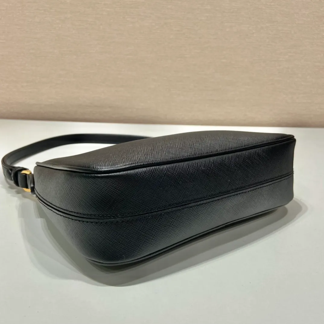 💰1320🎉New style🎉1BC204B handbag/underarm bag/crossbody bag This Hobo handbag/underarm bag/crossbody bag is very functional and can be used for three purposes in one bag. It is perfect🎉🎉It is made of imported cross-grain cowhide, which is more wear-resistant. The shoulder strap can be adjusted and switched at any time😘😘The upper body effect is beautiful, convenient and practical🎉🎉Hurry up and get it👏👏 Length 23x Height 17x Bottom 6.5cm🎉🎉🎉👏👏👏