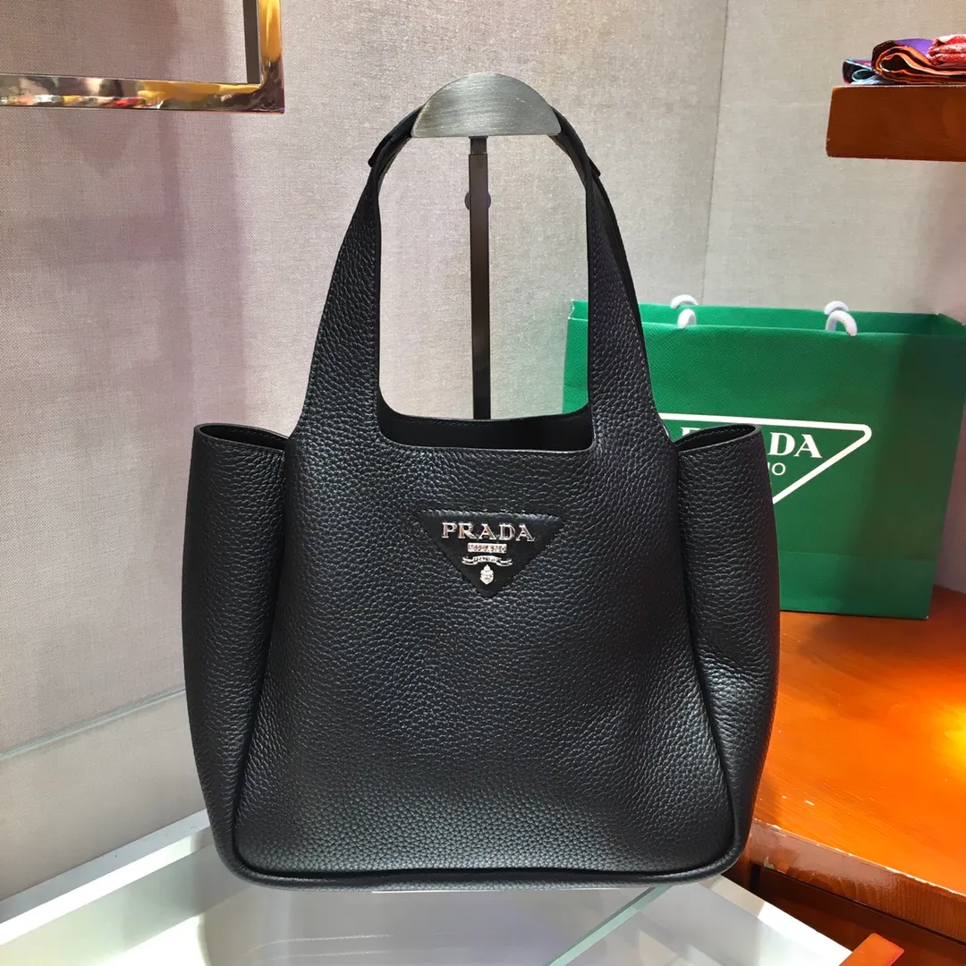 💰1700, vegetable basket🎉🎉 ✨New bucket bag✨1BG335😘The latest vegetable basket😘😘 The vegetable basket tote underarm bag is made of soft and delicate calfskin, with imported sheepskin interior and top-grade white lace hardware. The overall feel is very soft/lightweight😘😘It has many compartments and can be carried or used as an under-the-bag bag. It can be matched with different clothes. So beautiful😘😘Hurry up and get it🙊 Length 25x height 21.5x bottom 14cm👏👏👏💰💰^_^